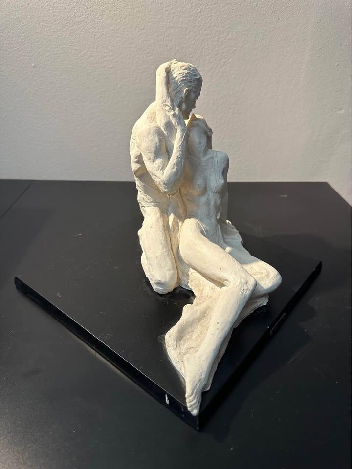 Romantic Figurative Sculpture – Signed “V. Tessaro” - photo 2