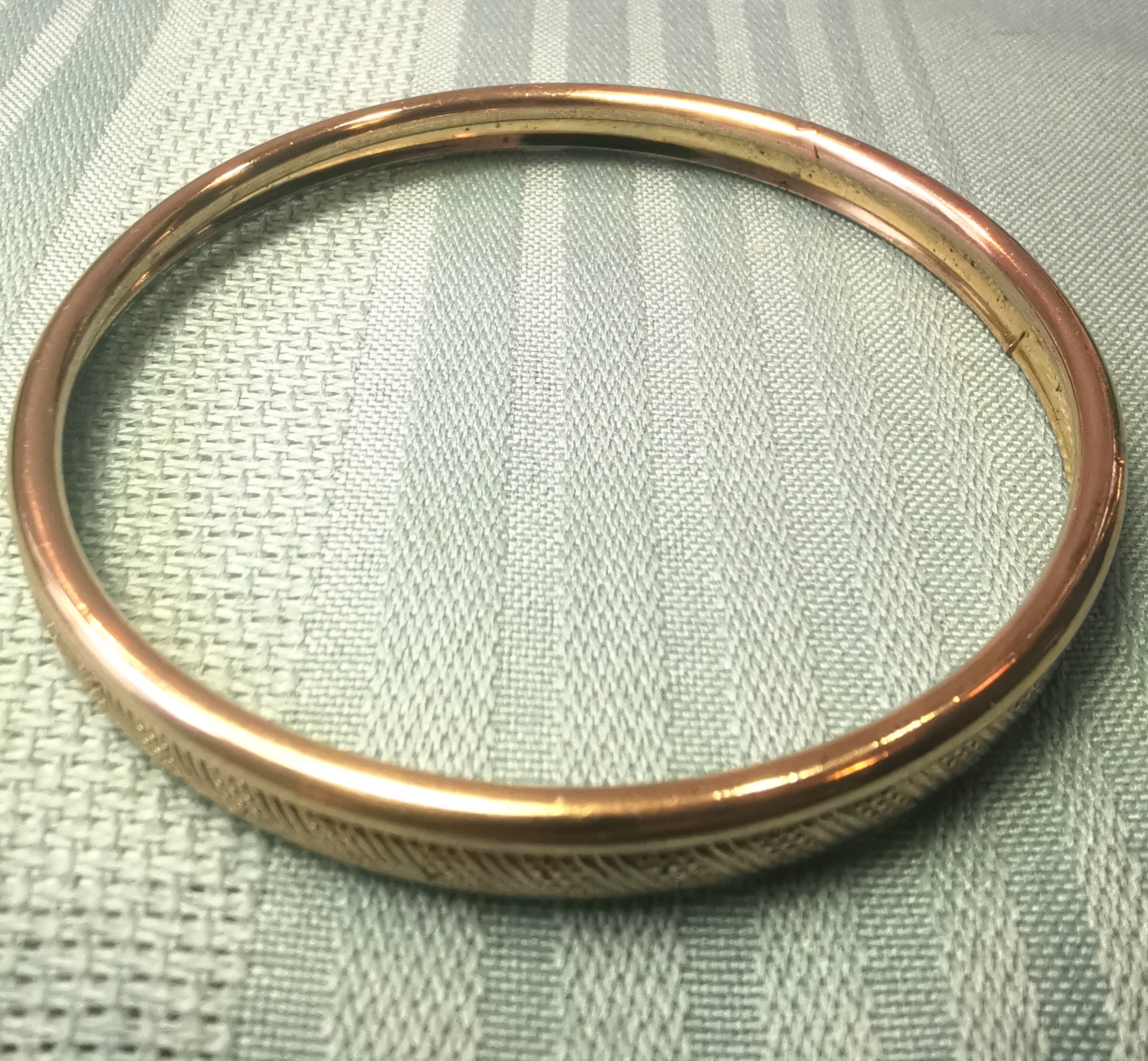 Set of 2 Gold Tone Bangle Bracelets 1982 Stippled Diamond Cut - photo 3