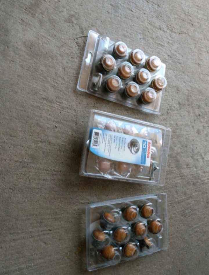 Wood Cabinet Knobs (26 with screws))