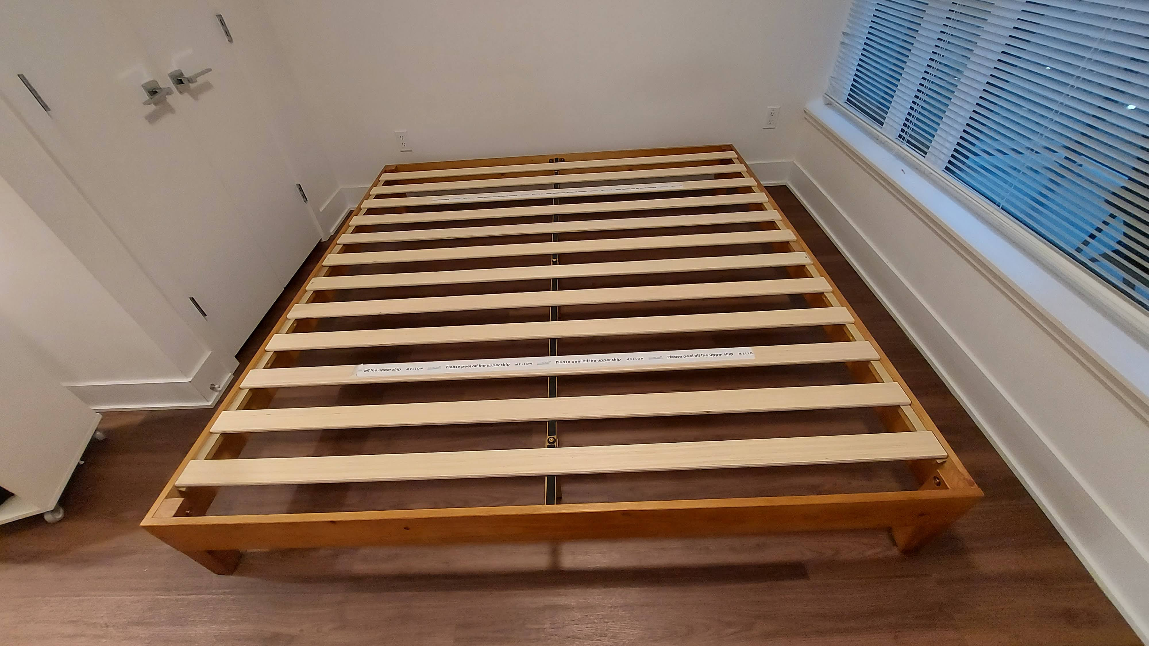 Solid Wood King Platform Bed / Like New, Easy Pickup - photo 2