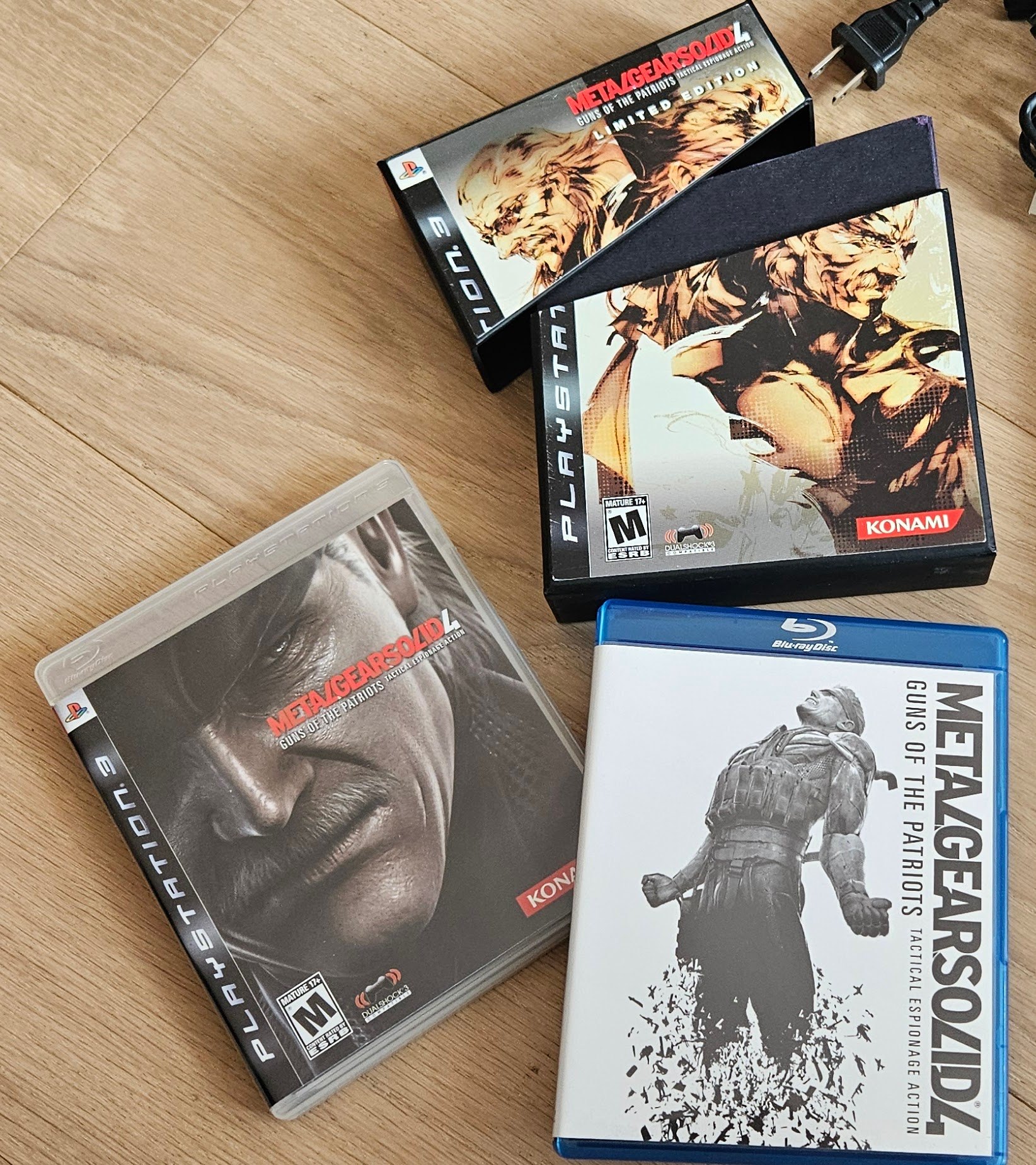 PS3 + Controllers, Metal Gear Solid4 set , ACreed, plus 18 - photo 2