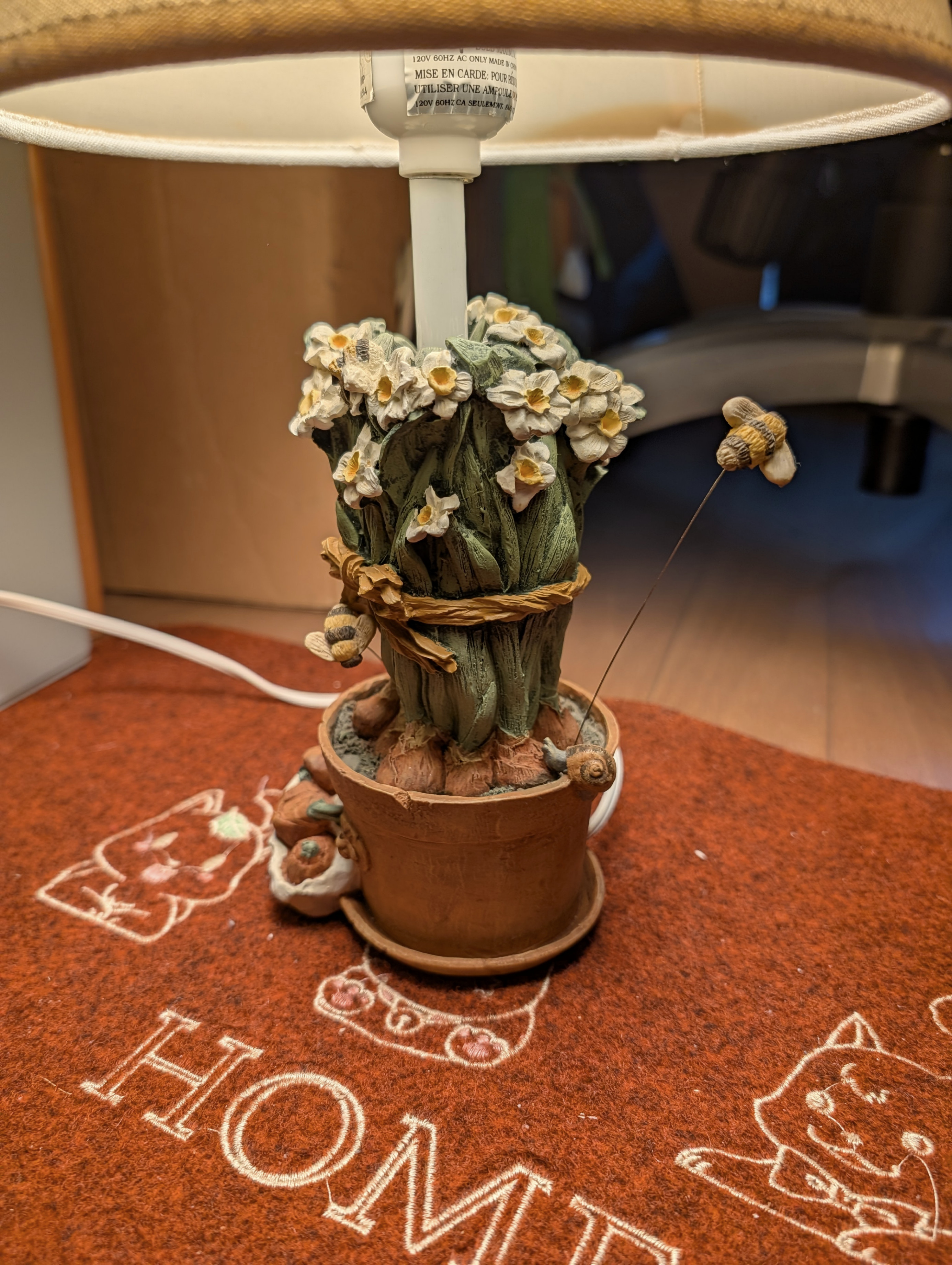 Desk Lamp with Ceramic Floral Base & Bee Decor - photo 2