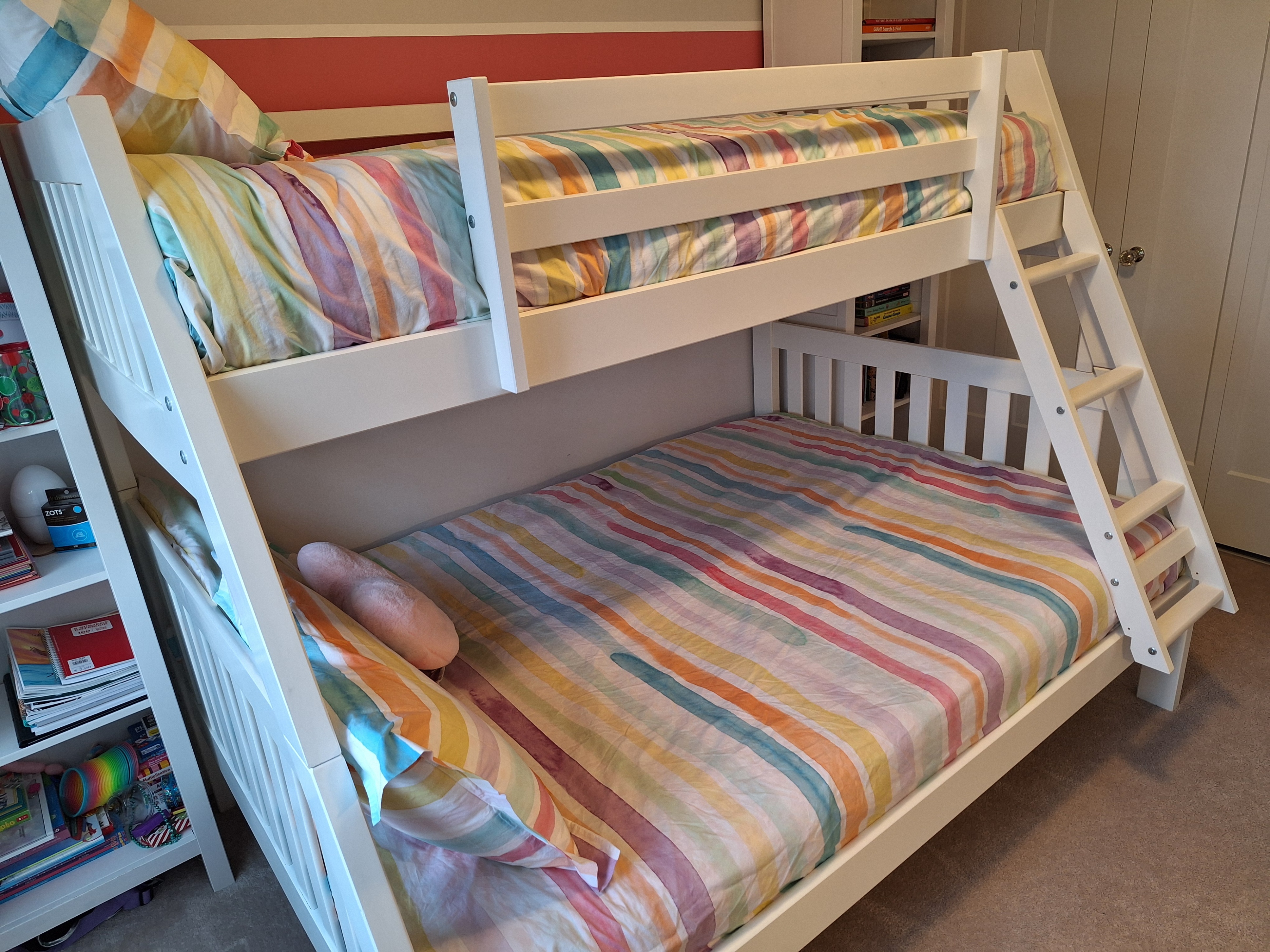 Twin/Full solid wood bunk bed (incl 2 mattresses) – 4 yrs old - photo 3