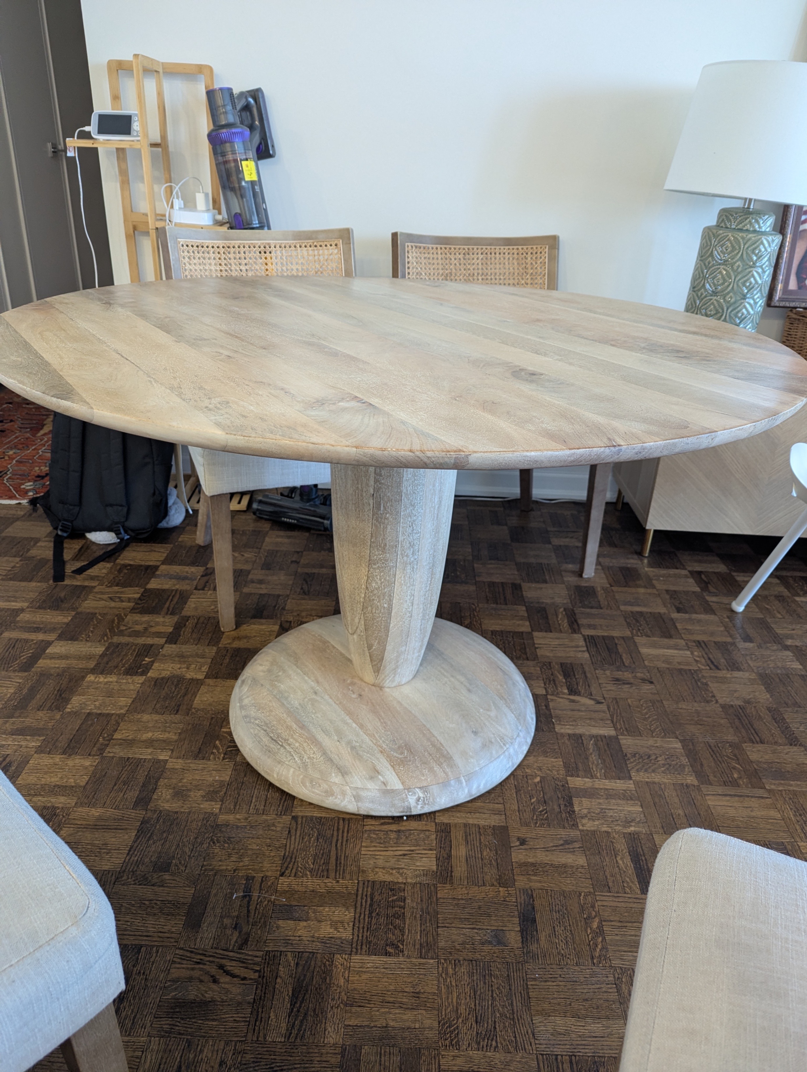 West Elm Winona 48′′ Round Dining Table – Great Condition