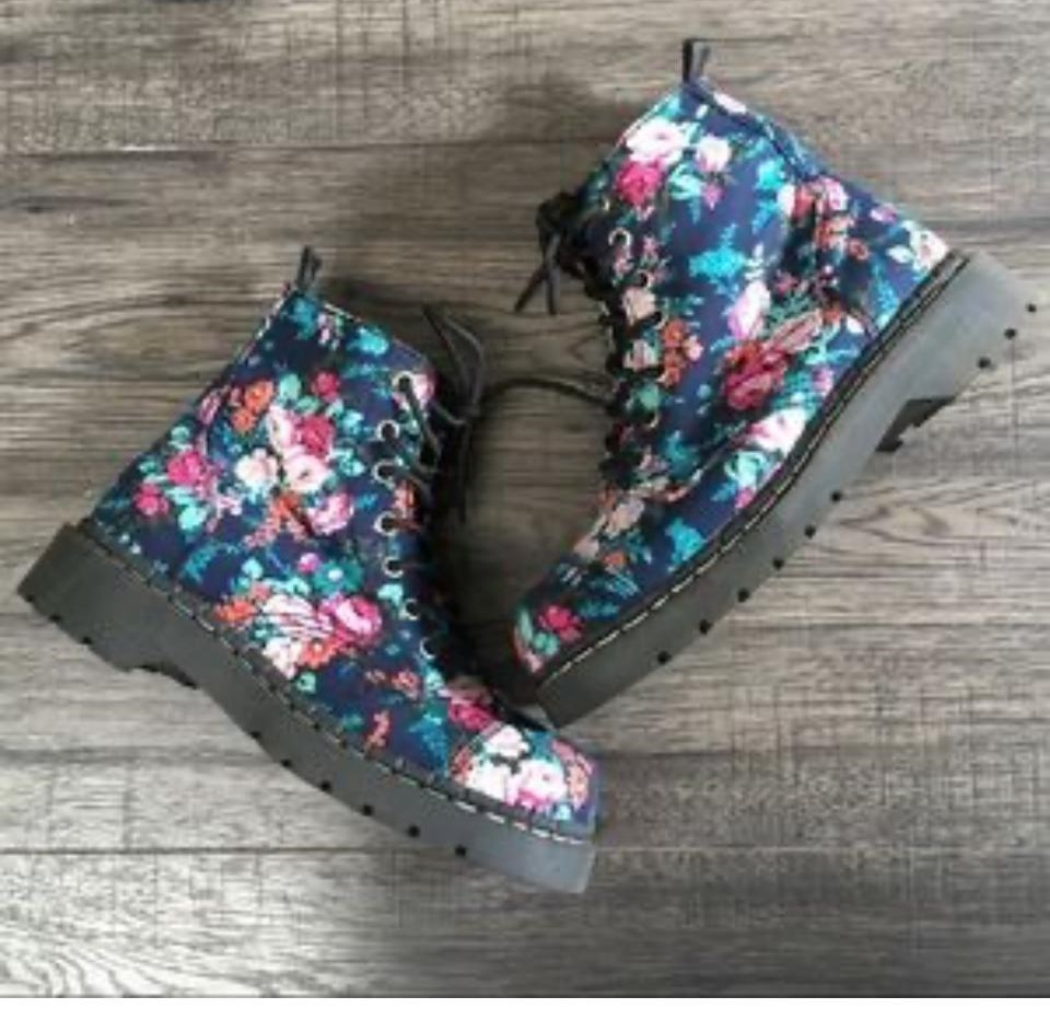 Turk floral 7eye Boot, size 8