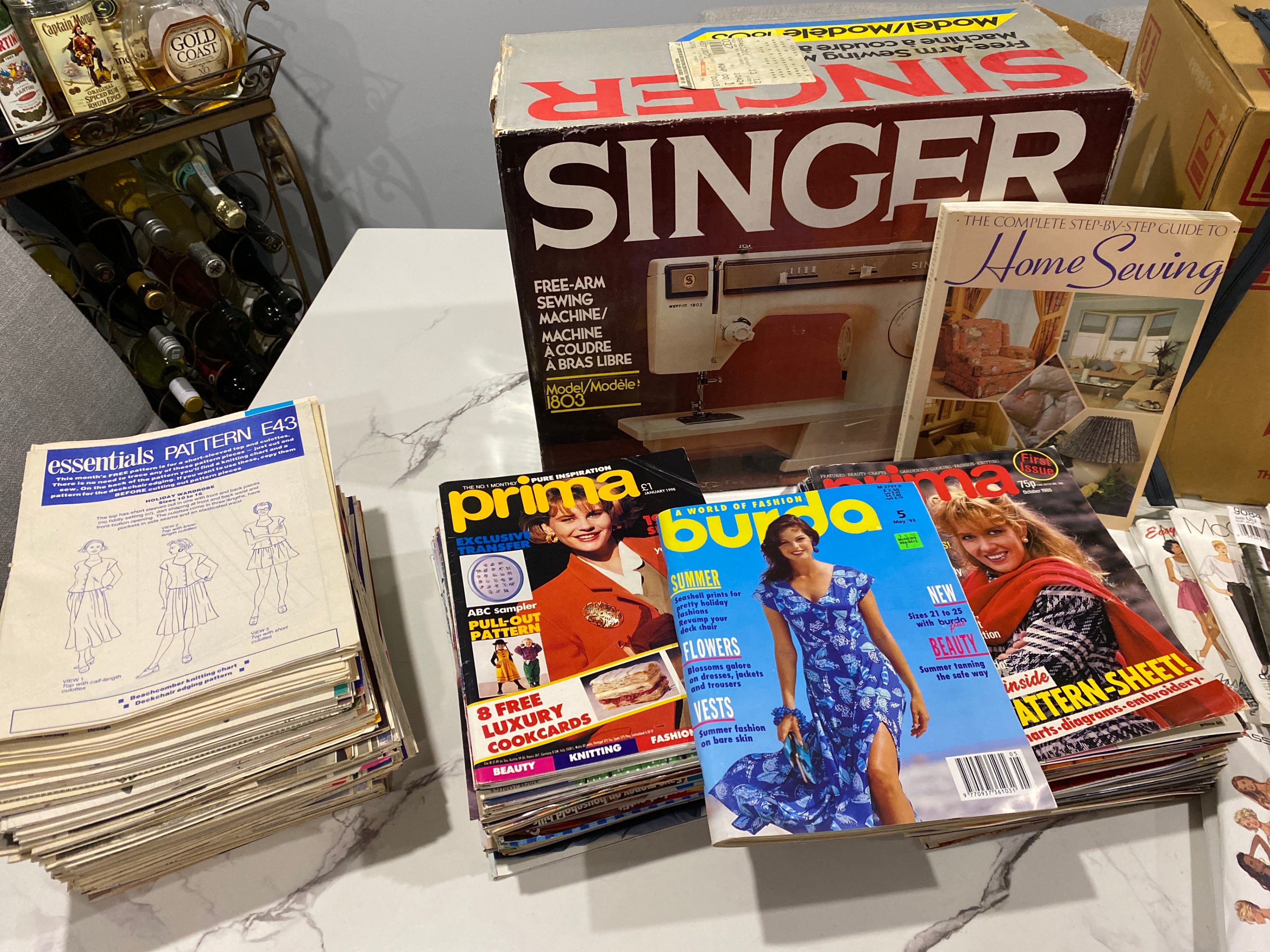 Sewing machine, overlocker, dress form, patterns and accessories - photo 3