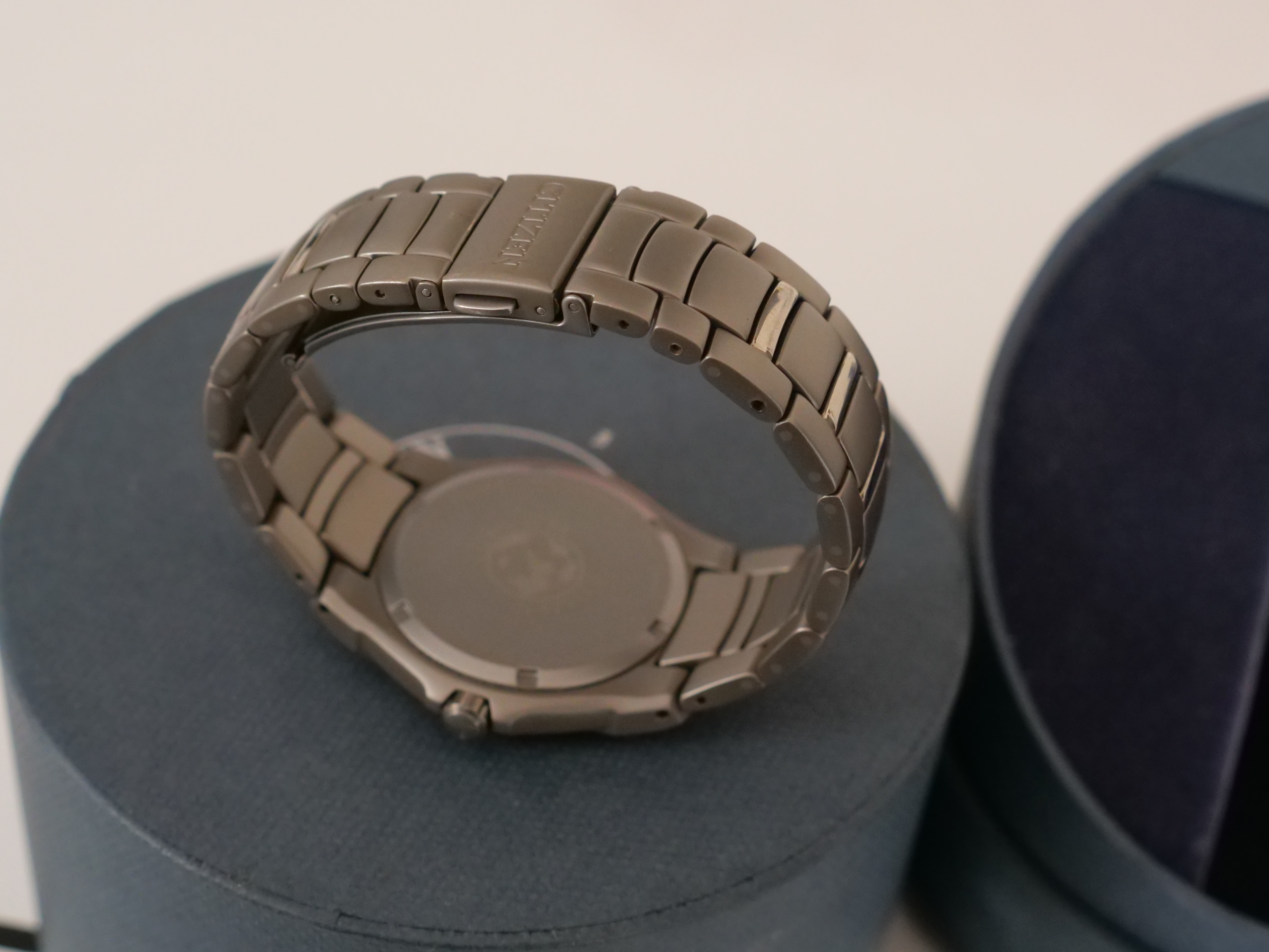 Citizen Eco Drive Titanium Wristwatch Model E111 Watch Unisex - photo 3