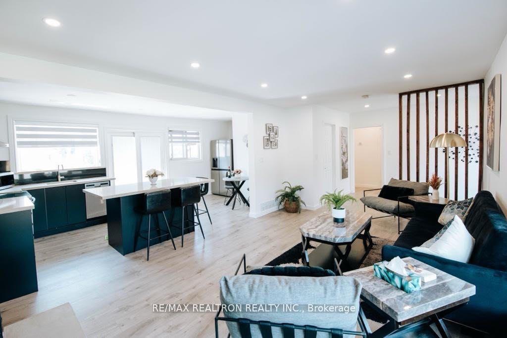 🚨 Spacious [3 Bed / 3 Bath] House for Rent in Maple - photo 4