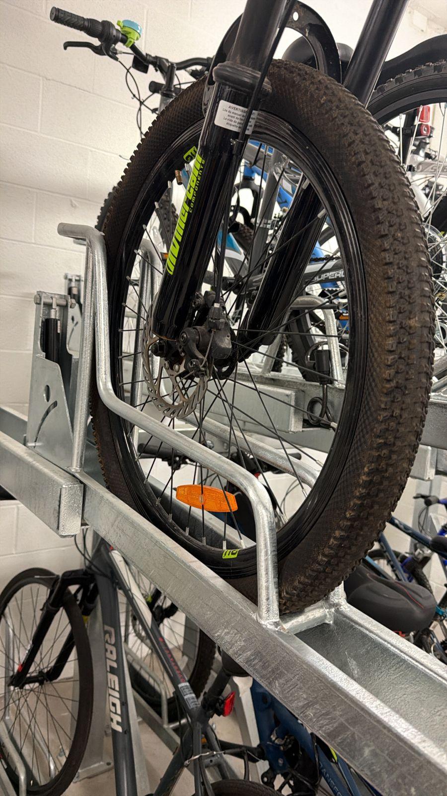 Rarely used- set of two adult Bikes comes with bells, a basket - photo 3