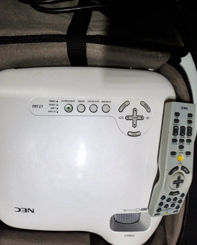 NEC LT380 Projector