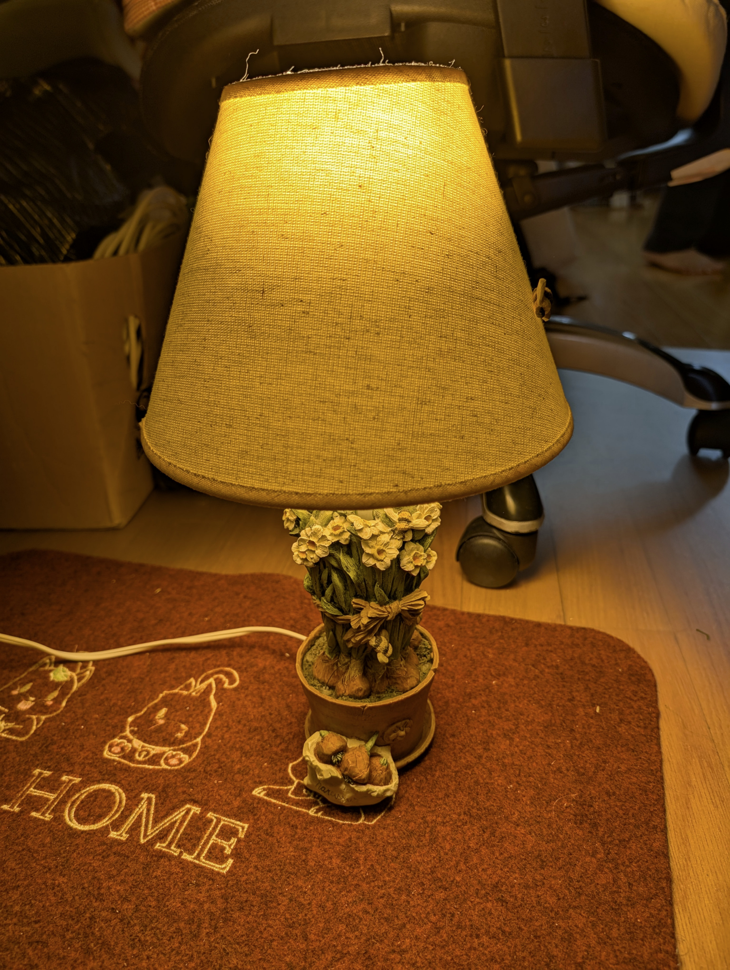 Desk Lamp with Ceramic Floral Base & Bee Decor - photo 5