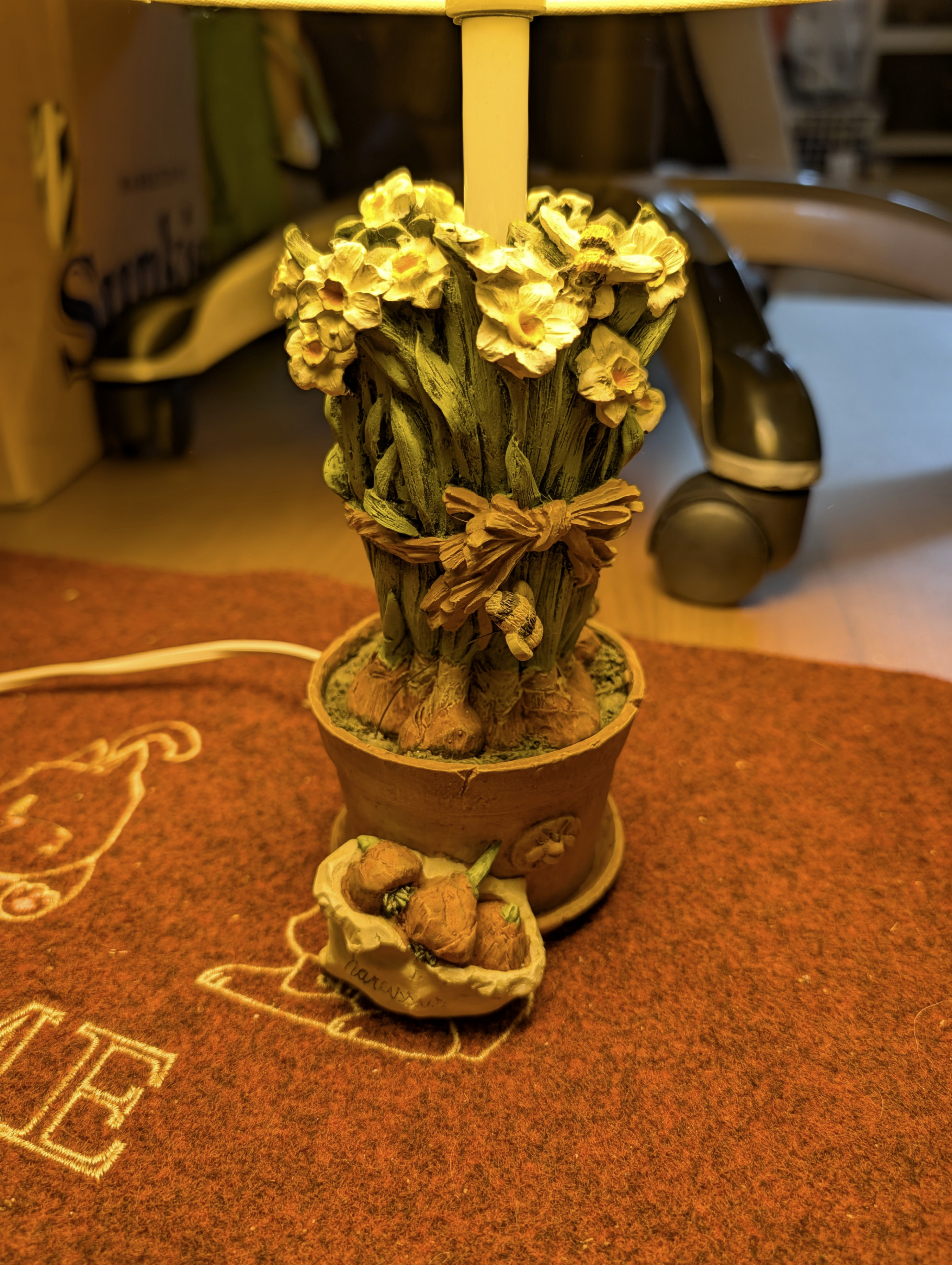 Desk Lamp with Ceramic Floral Base & Bee Decor - photo 3