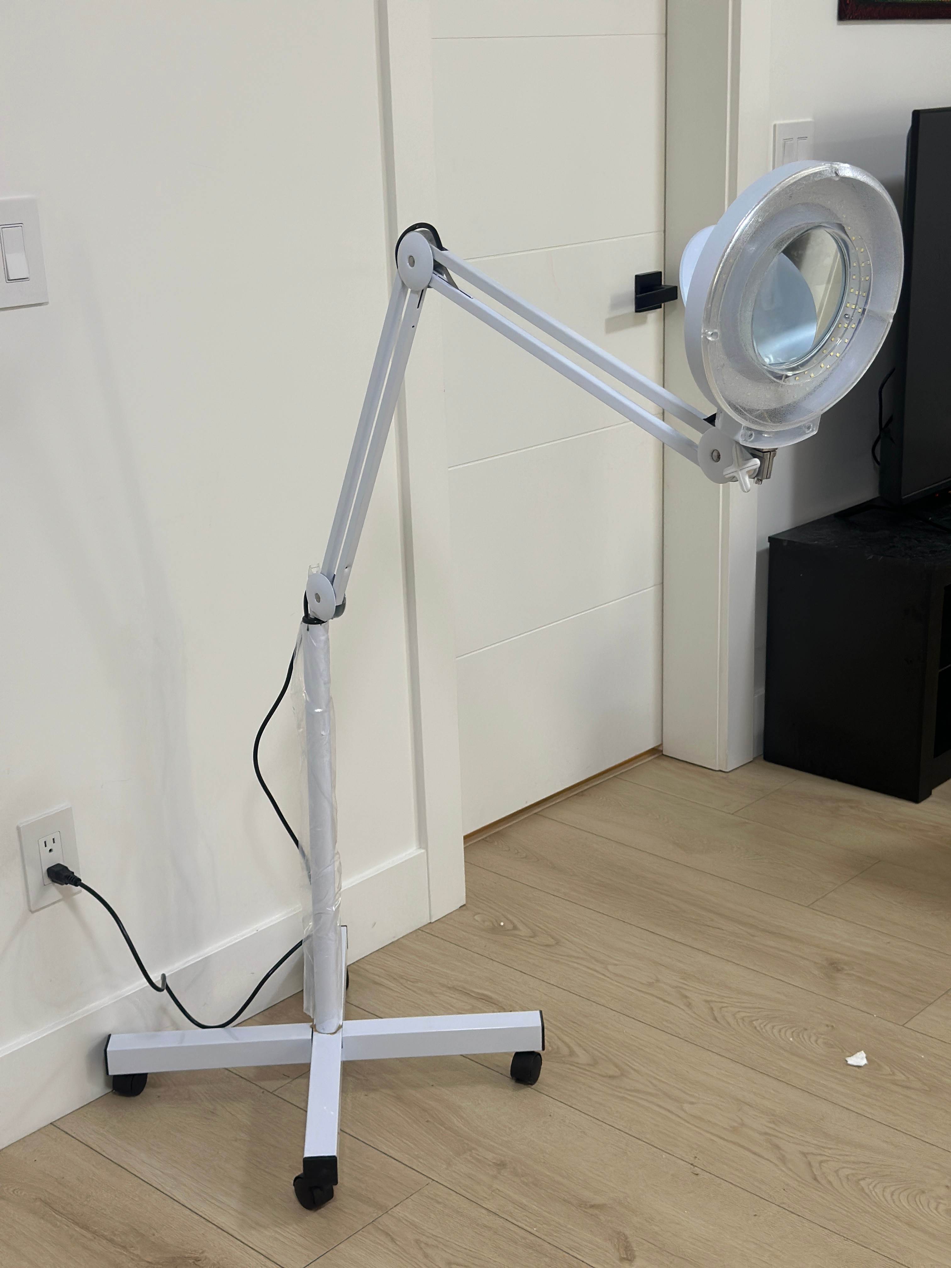 41Pcs UV Magnifying Lamps(single and bulk orders accepted) - photo 2