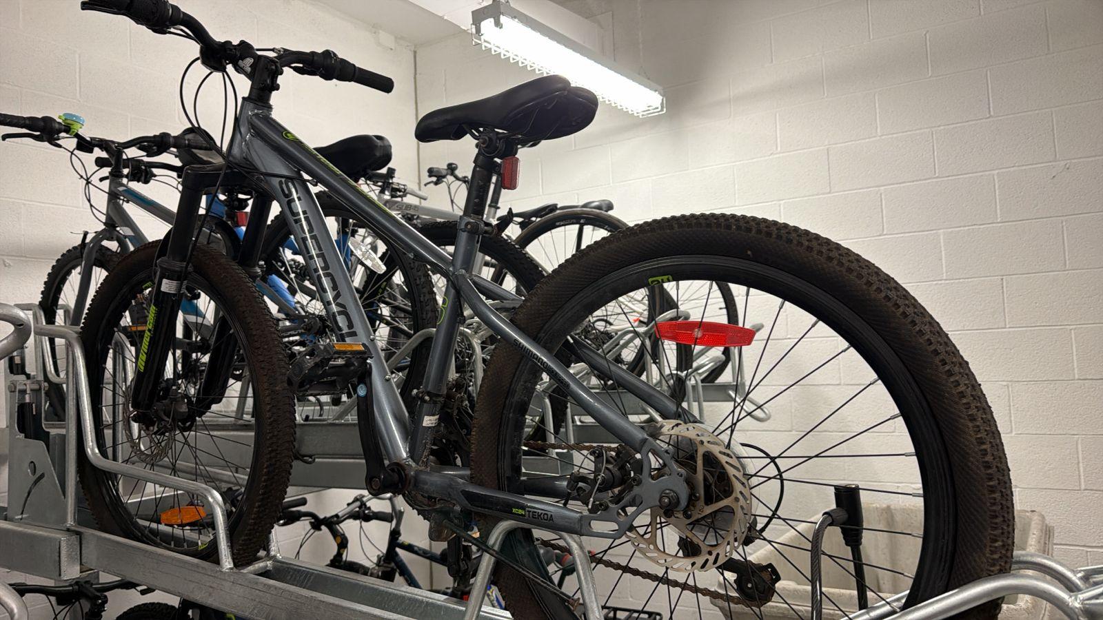 Rarely used- set of two adult Bikes comes with bells, a basket - photo 2