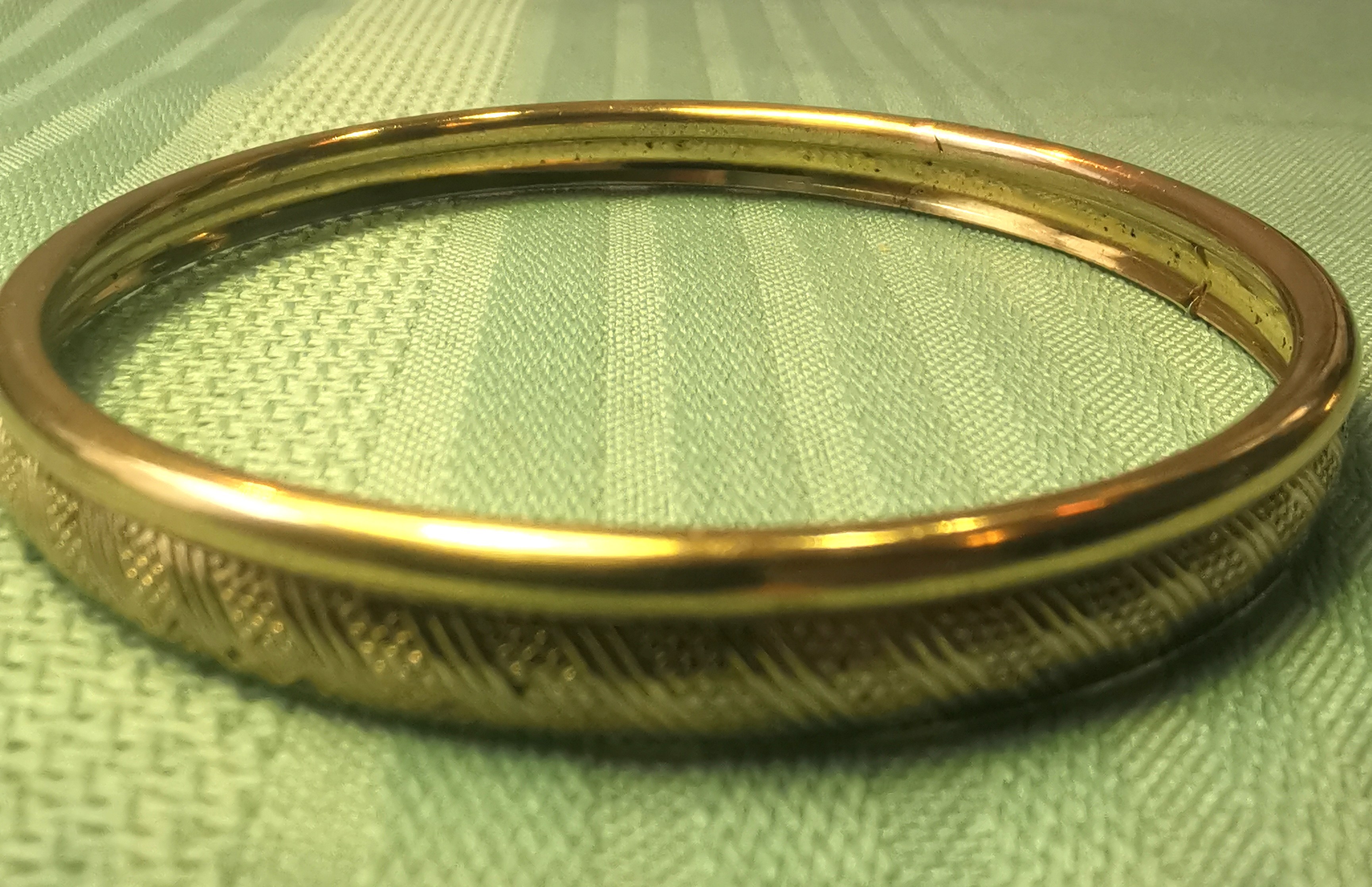 Set of 2 Gold Tone Bangle Bracelets 1982 Stippled Diamond Cut - photo 4