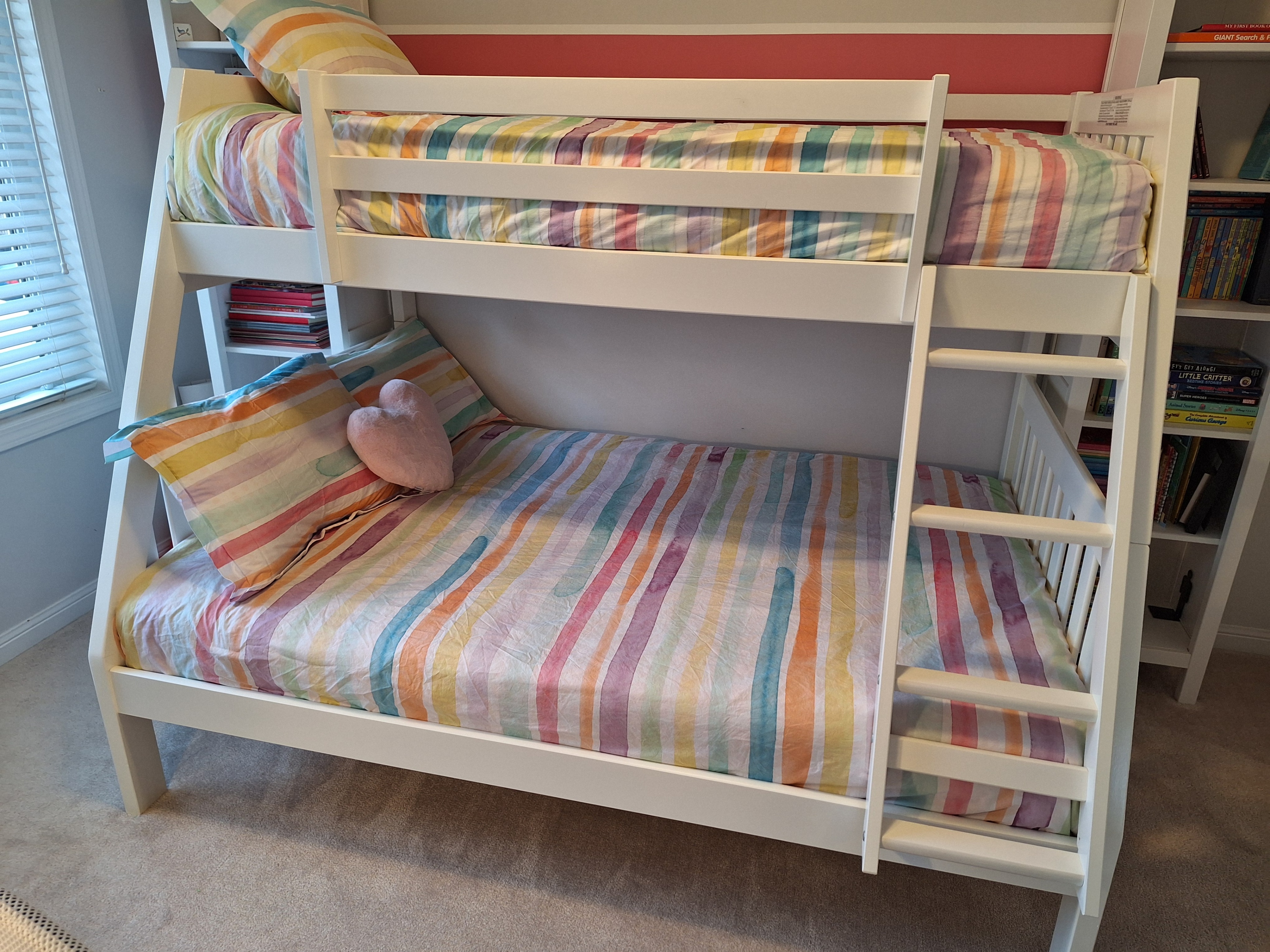Twin/Full solid wood bunk bed (incl 2 mattresses) – 4 yrs old - photo 2