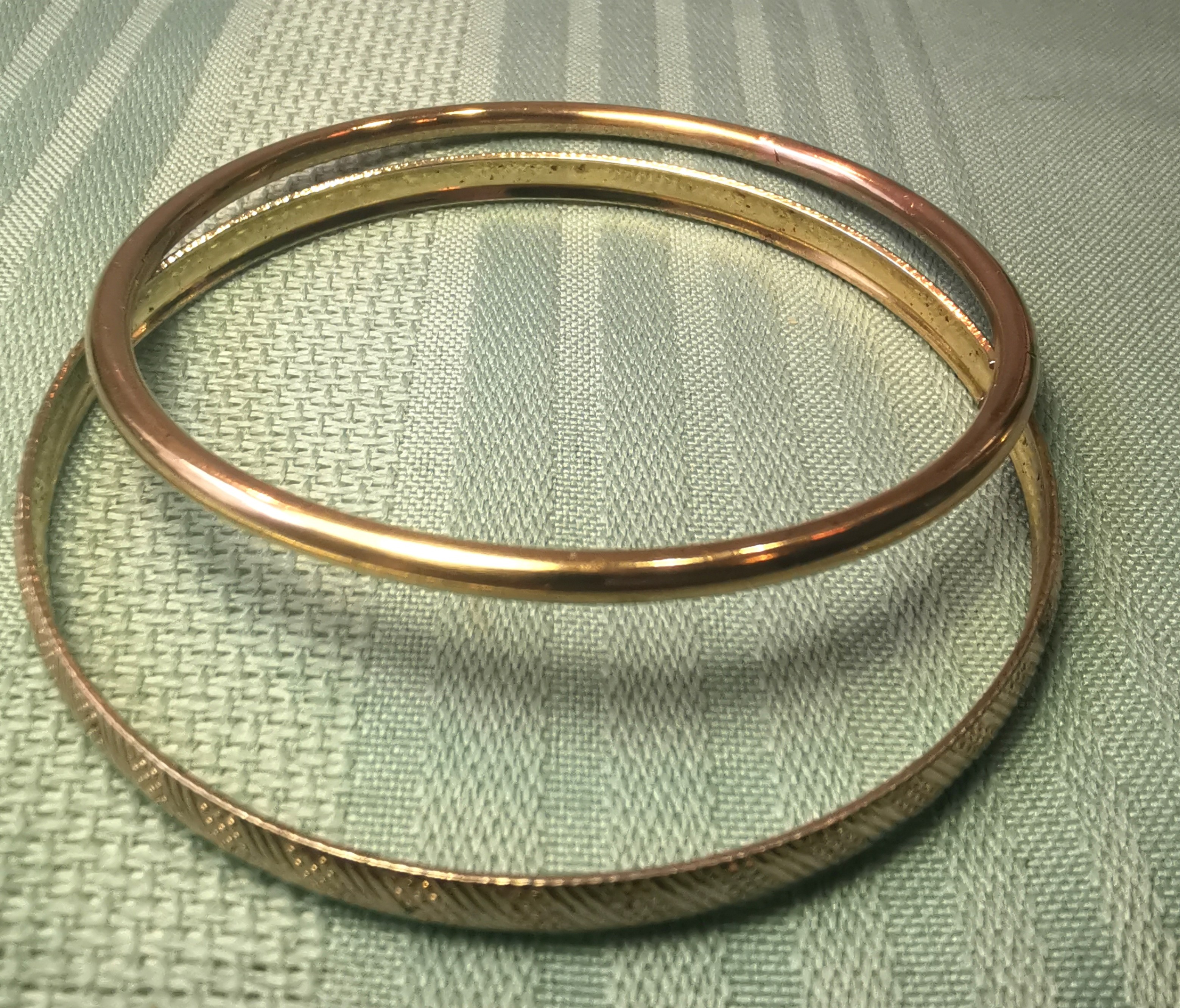 Set of 2 Gold Tone Bangle Bracelets 1982 Stippled Diamond Cut - photo 2