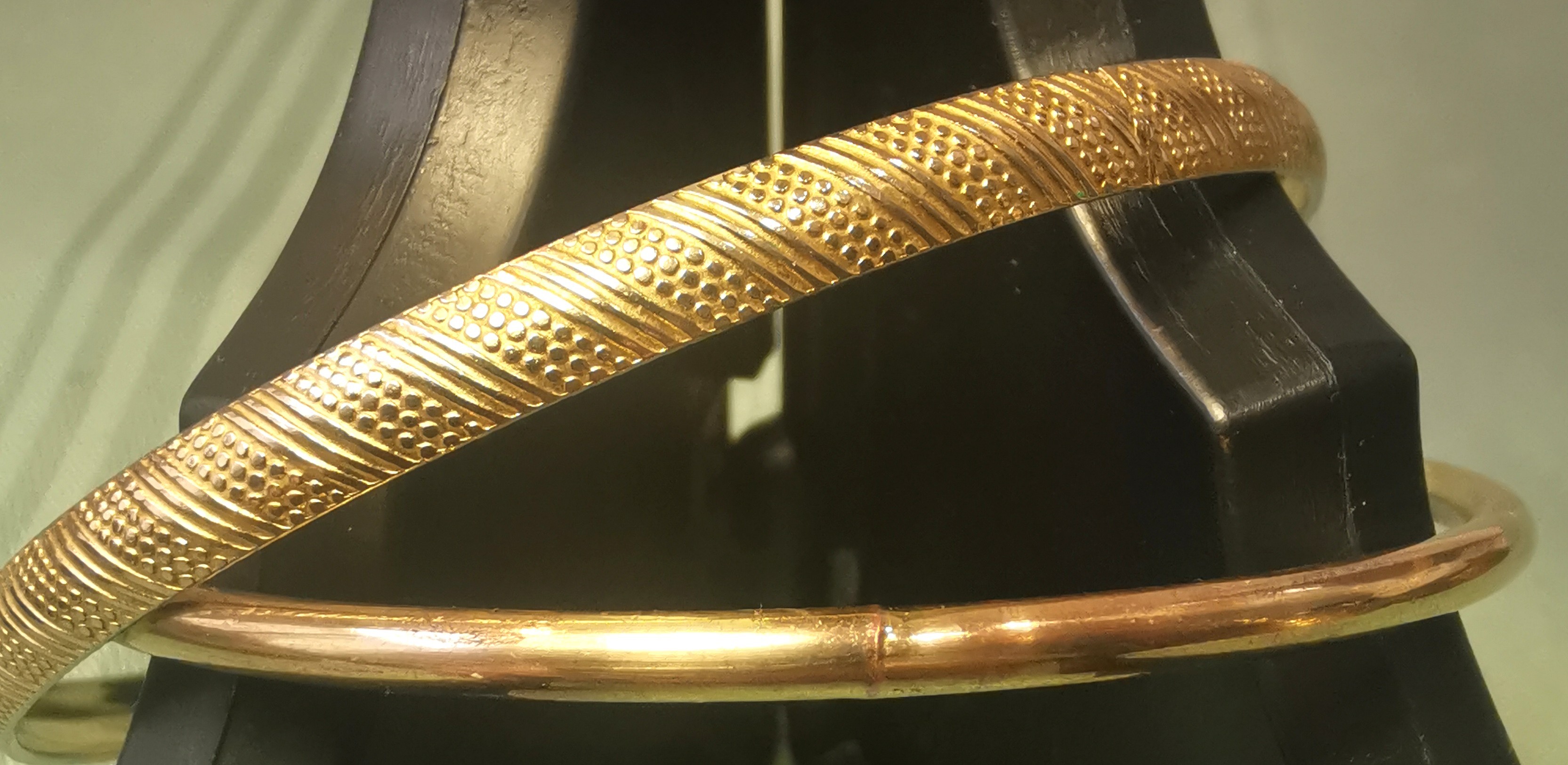 Set of 2 Gold Tone Bangle Bracelets 1982 Stippled Diamond Cut - photo 5