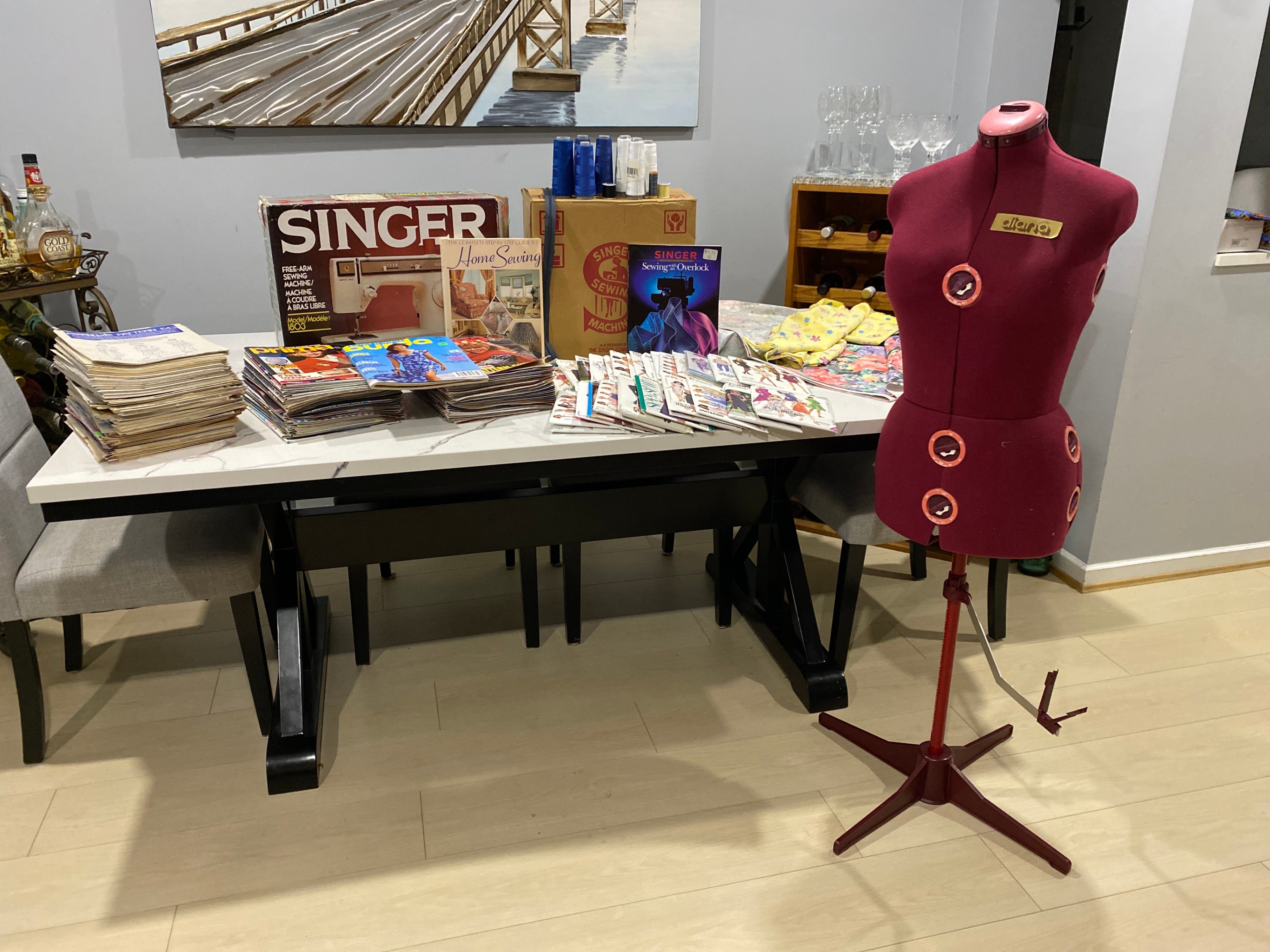 Sewing machine, overlocker, dress form, patterns and accessories - photo 2