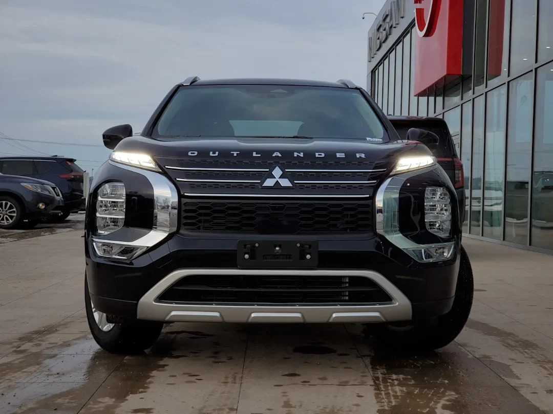 2023 Mitsubishi Outlander - photo 2