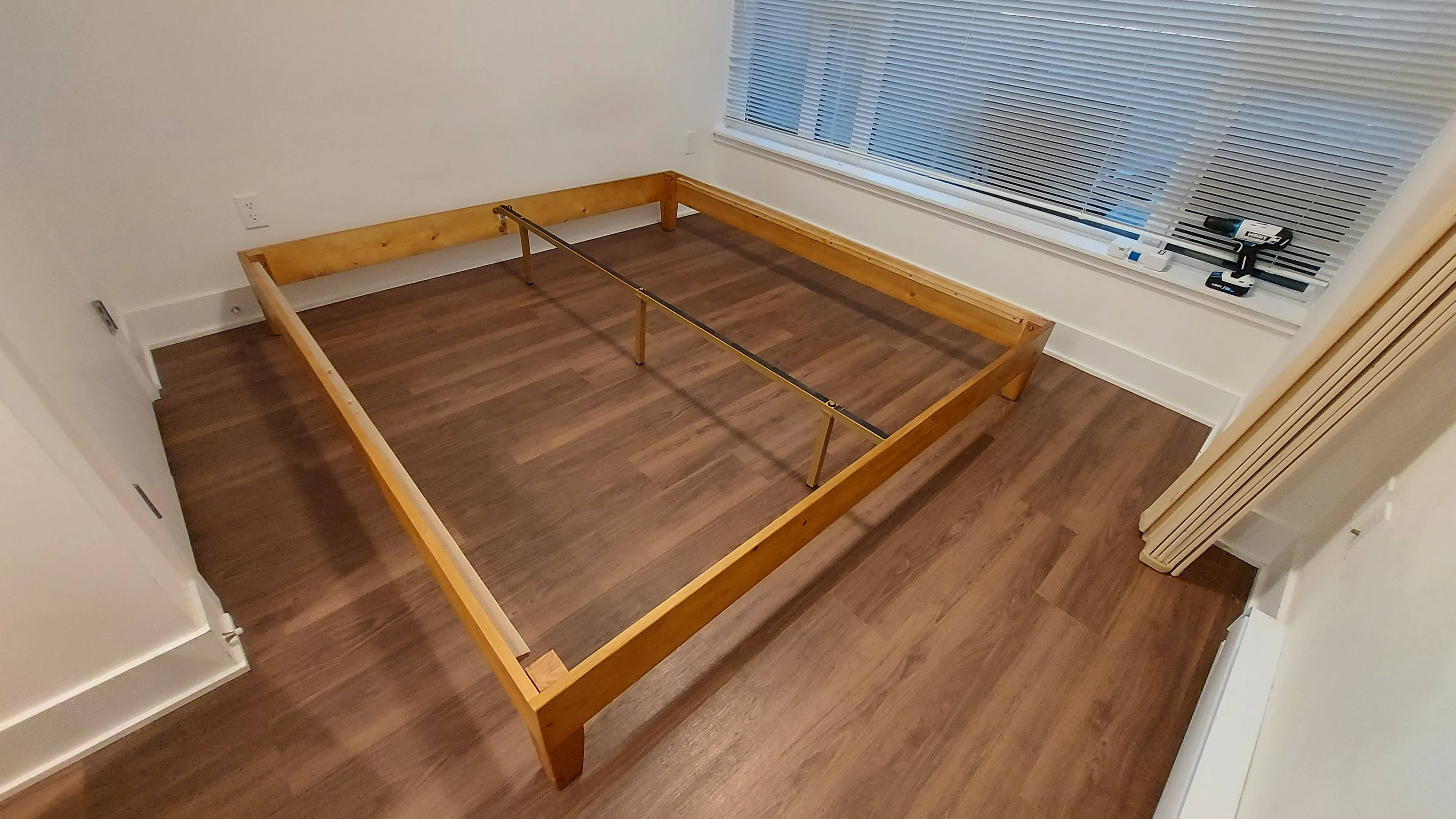 Solid Wood King Platform Bed / Like New, Easy Pickup - photo 3