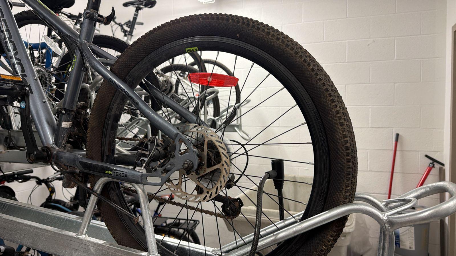 Rarely used- set of two adult Bikes comes with bells, a basket - photo 4