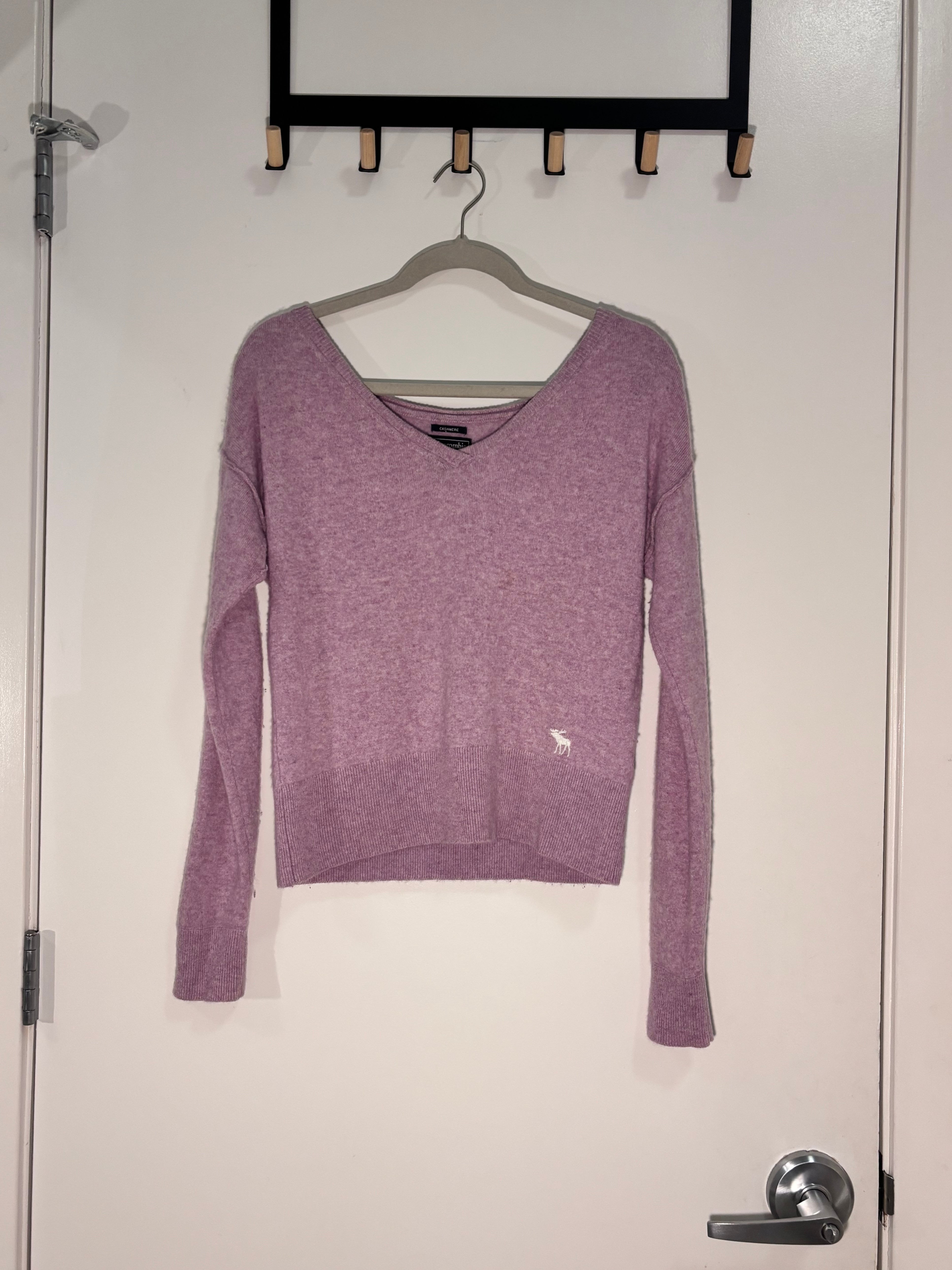 Abercrombie & Fitch 100% Cashmere V-Neck Sweater XS Purple Mauve - photo 2