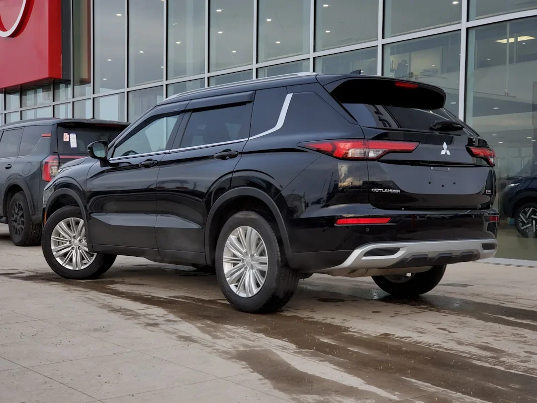 2023 Mitsubishi Outlander - photo 3
