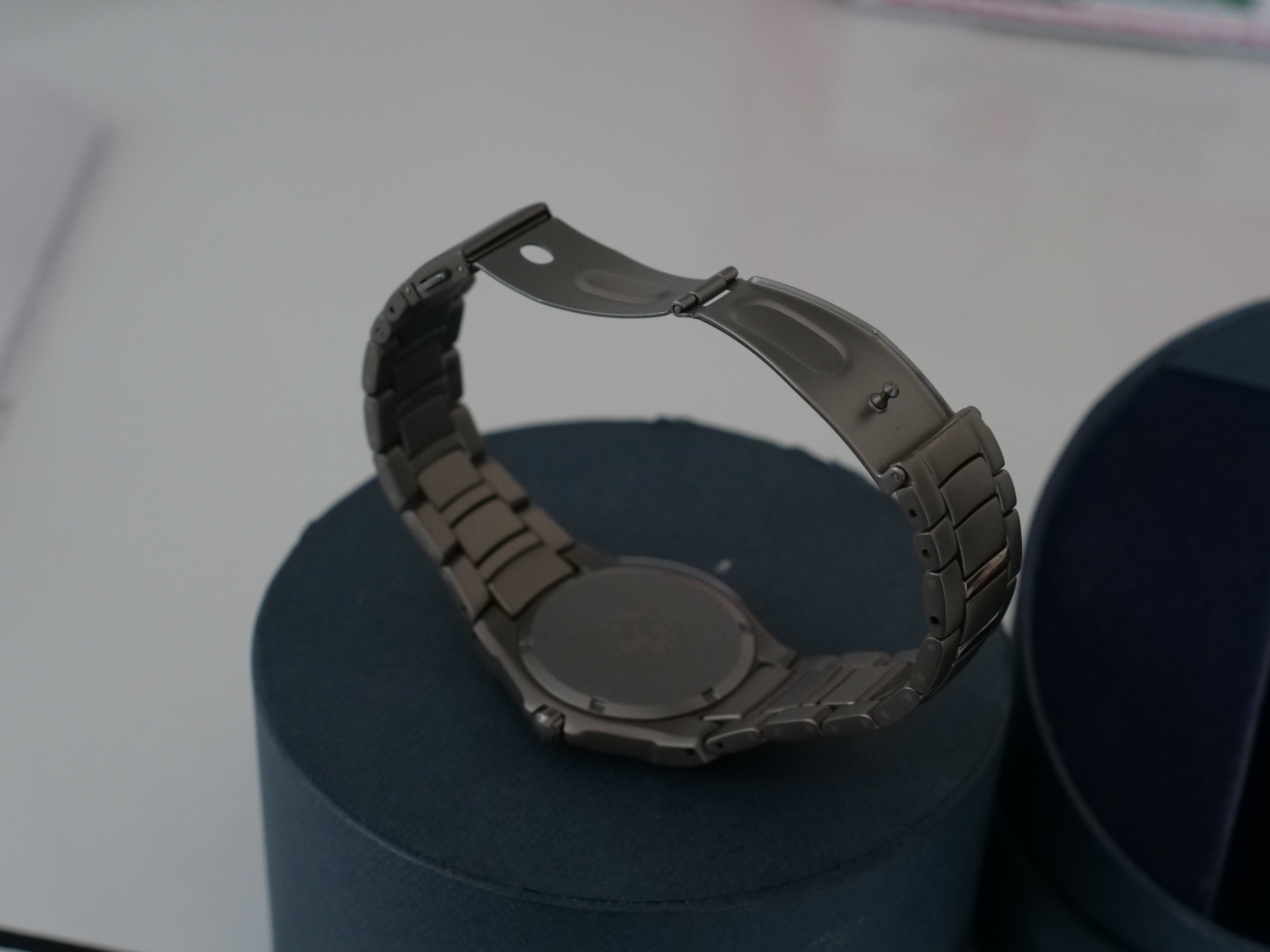 Citizen Eco Drive Titanium Wristwatch Model E111 Watch Unisex - photo 4