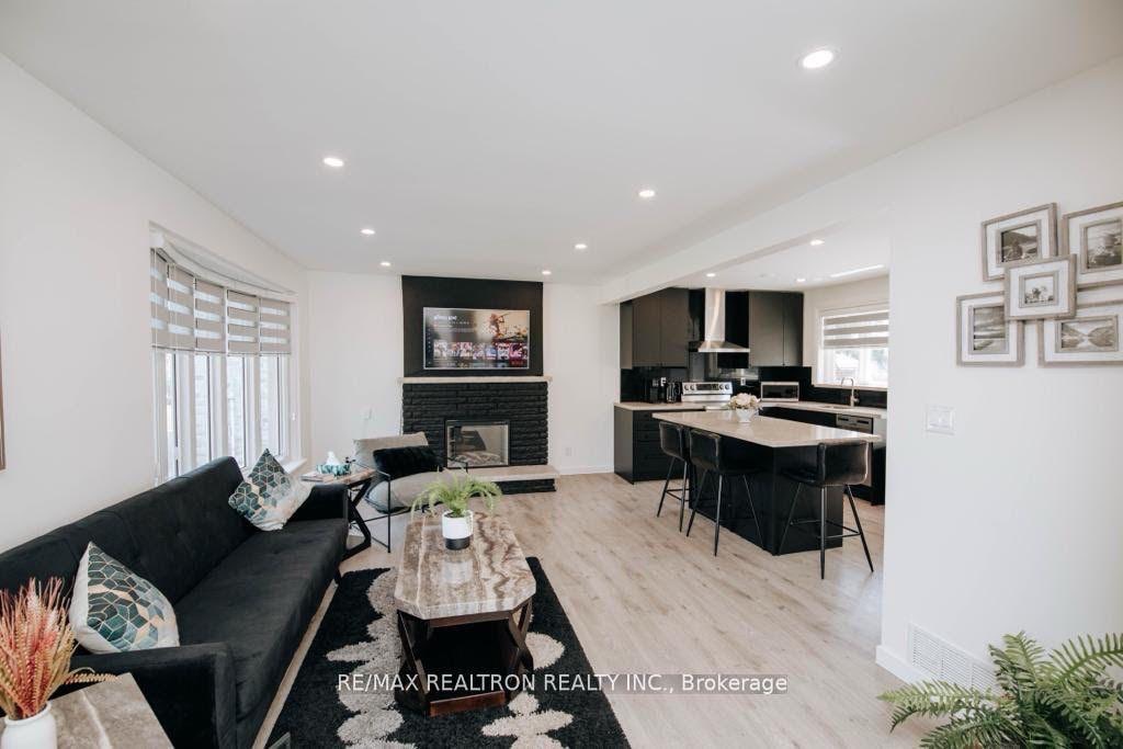 🚨 Spacious [3 Bed / 3 Bath] House for Rent in Maple - photo 3