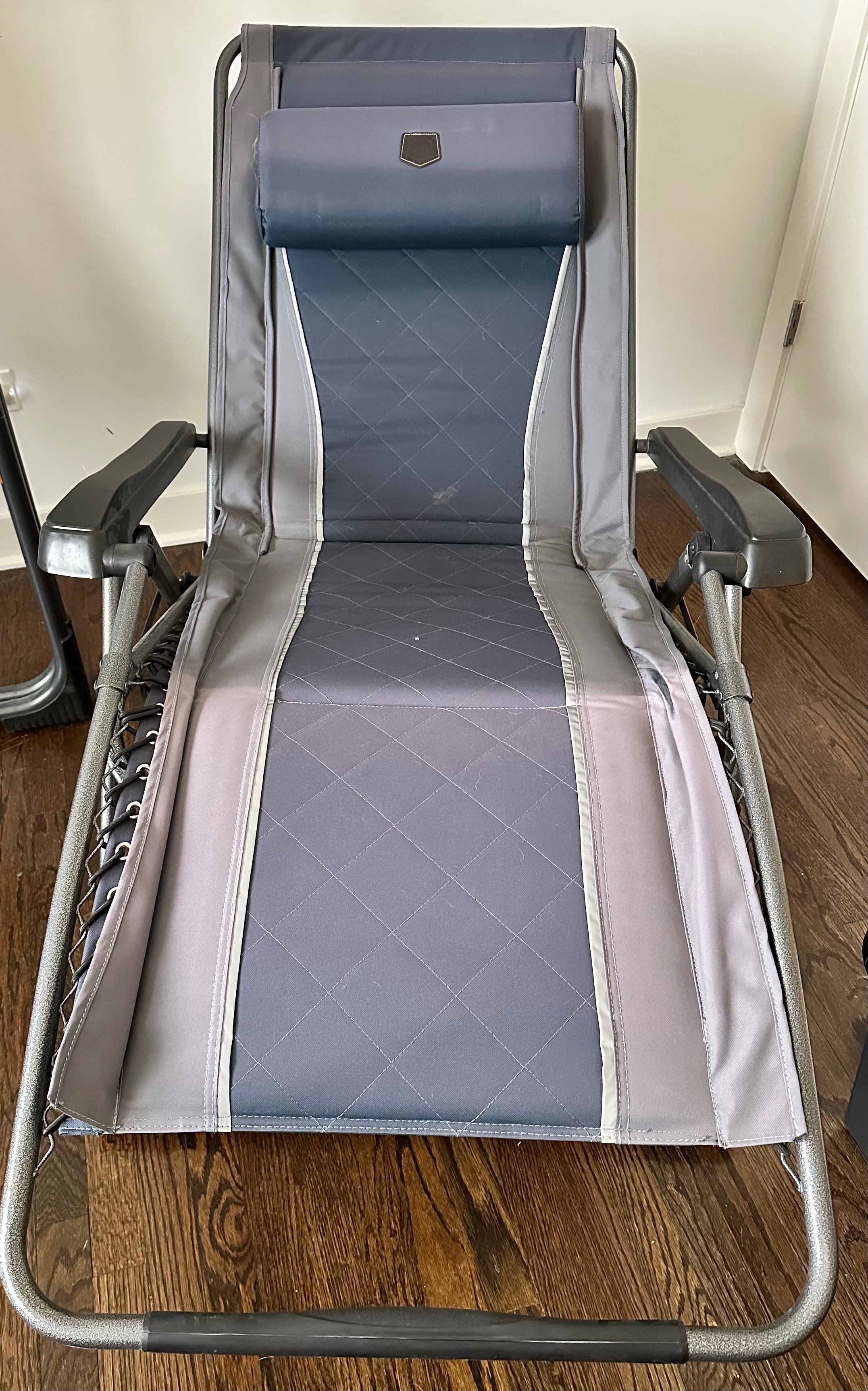 2 Timber Ridge Zero Gravity Loungers with securing clip - photo 3