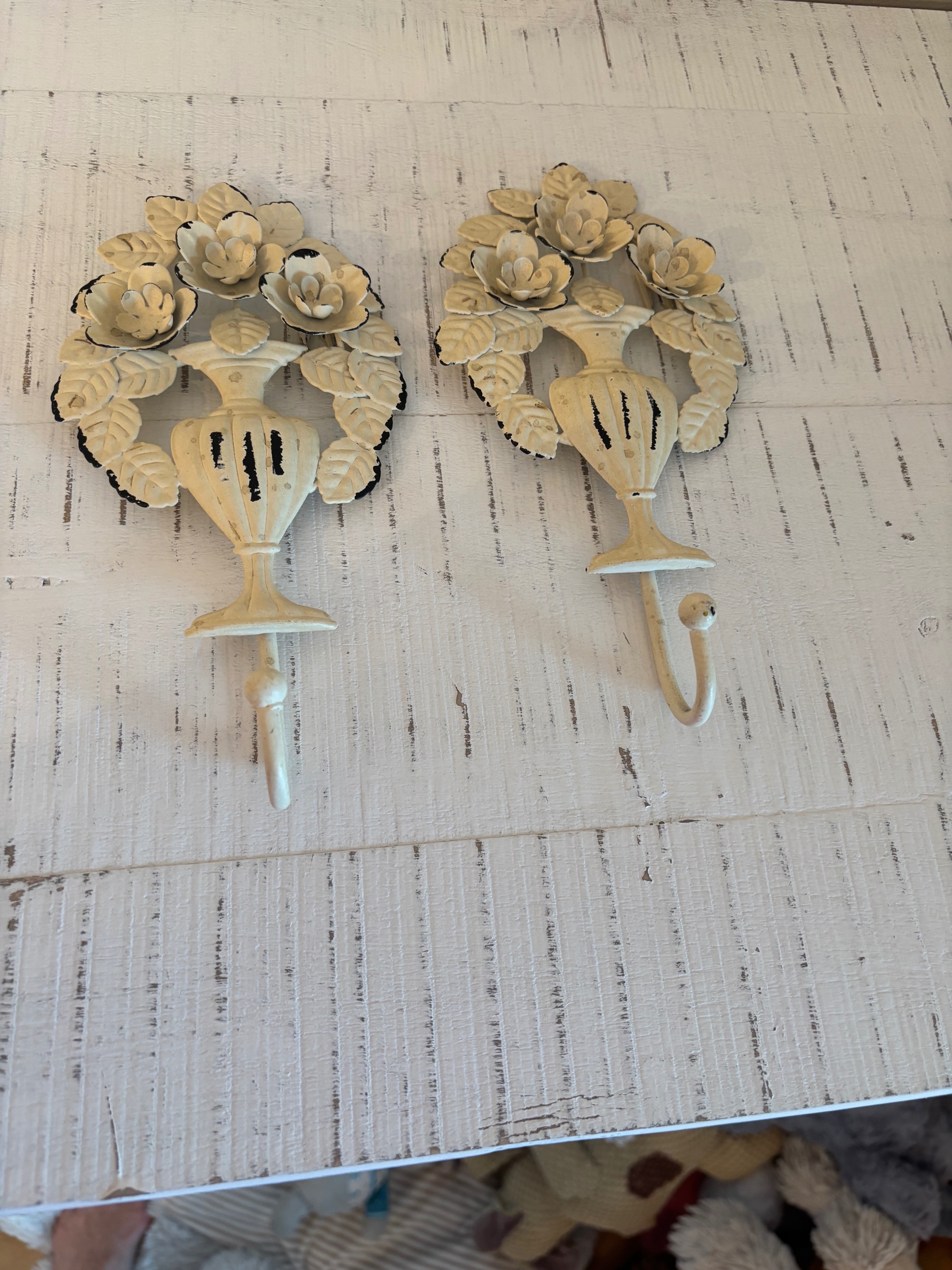 Set of 2 - antique distressed white,towel, robe,clothing hangers - photo 4