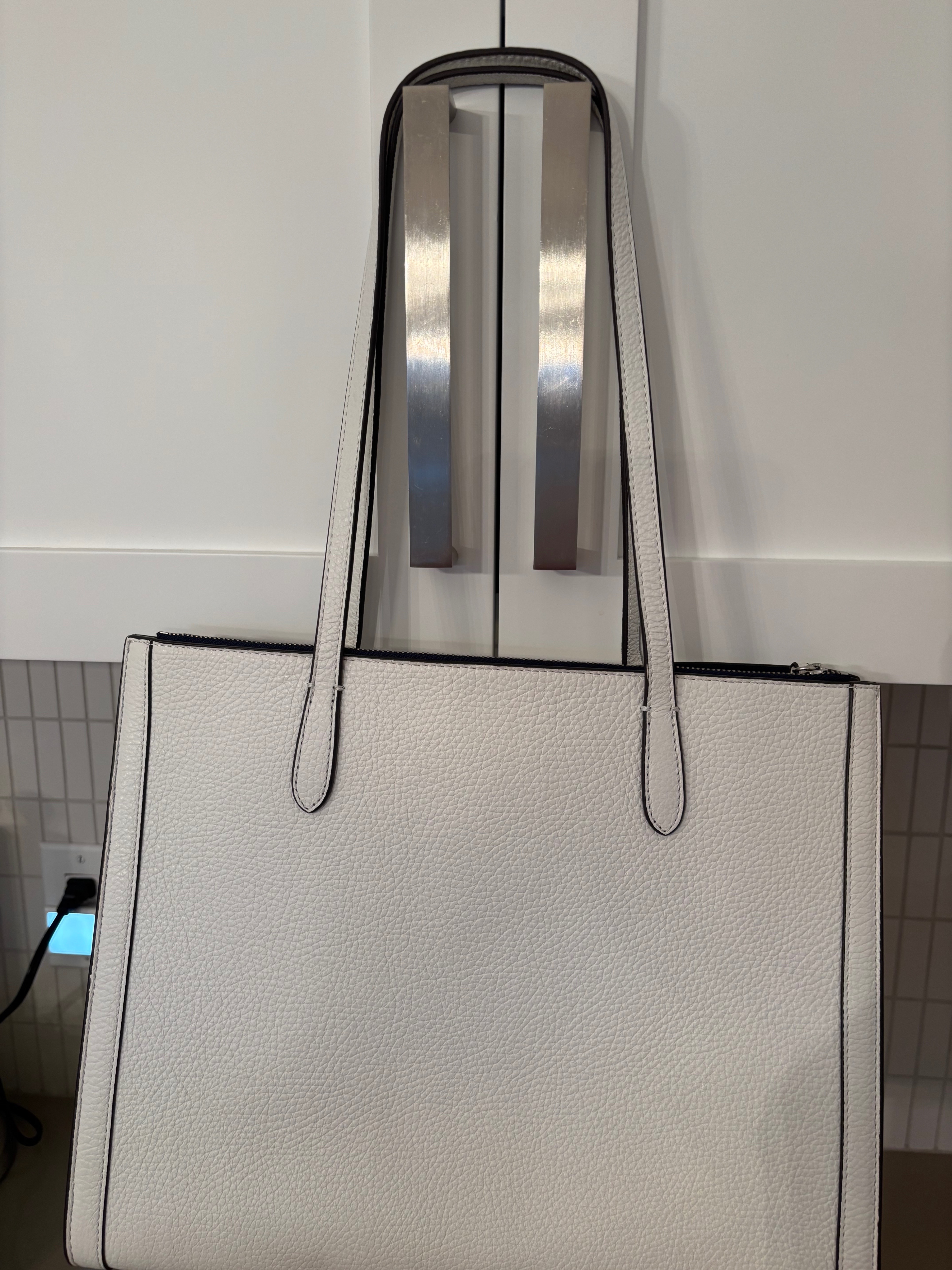 Large white leather tote, bag,purse. - photo 5