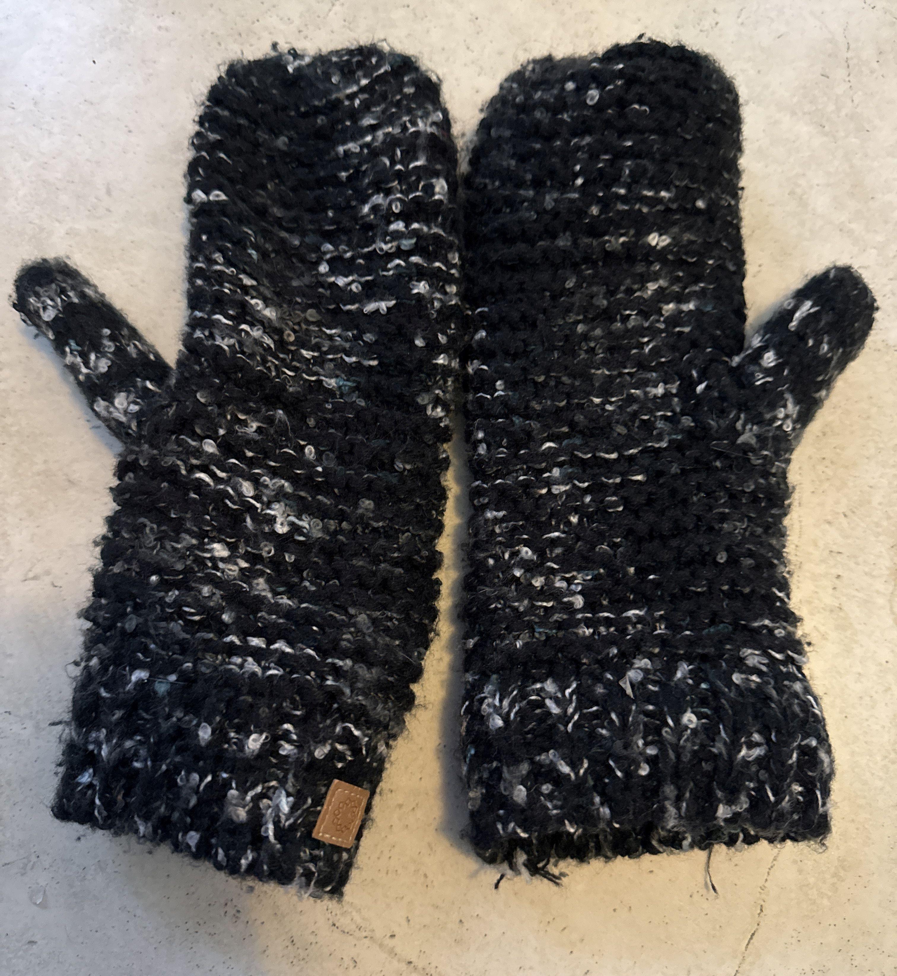 Love & Lore Mittens - Black & White 🏆