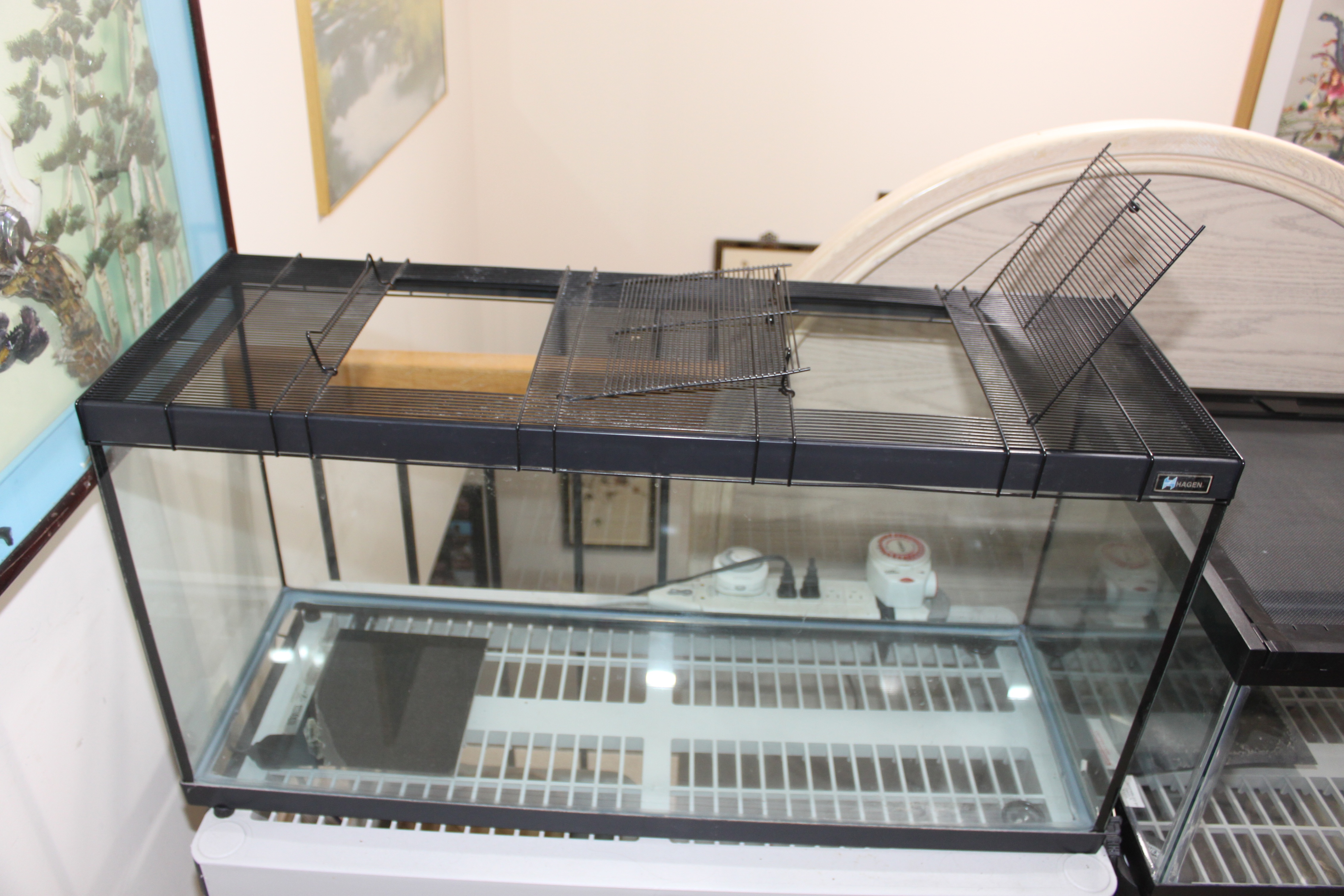 Hagan glass enclosure with metal grill - photo 4