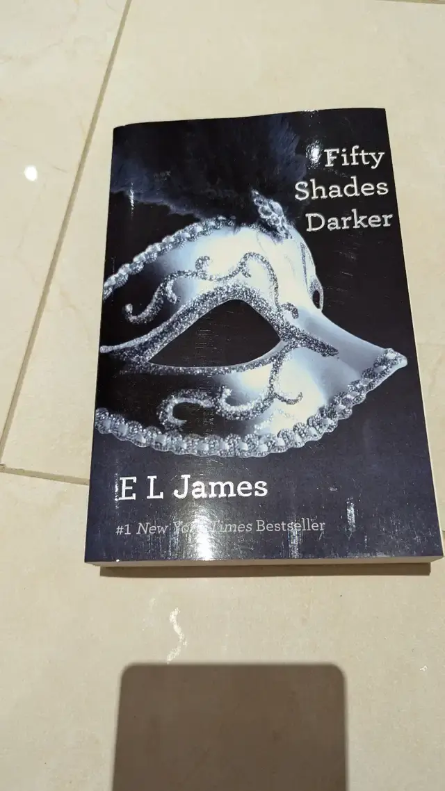 Fifty Shades Darker by E L James