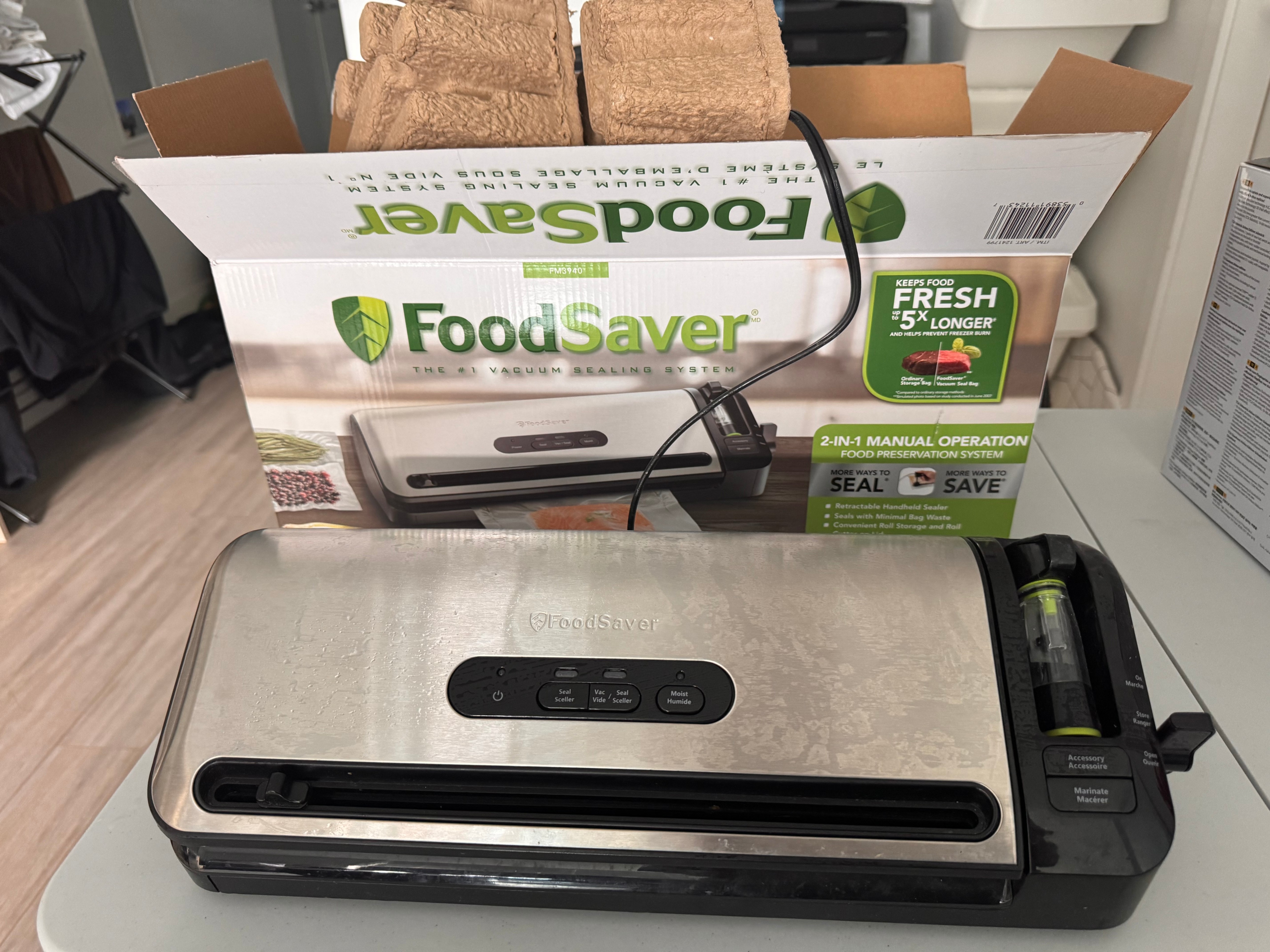FoodSaver Vacuum Sealing System with Bags