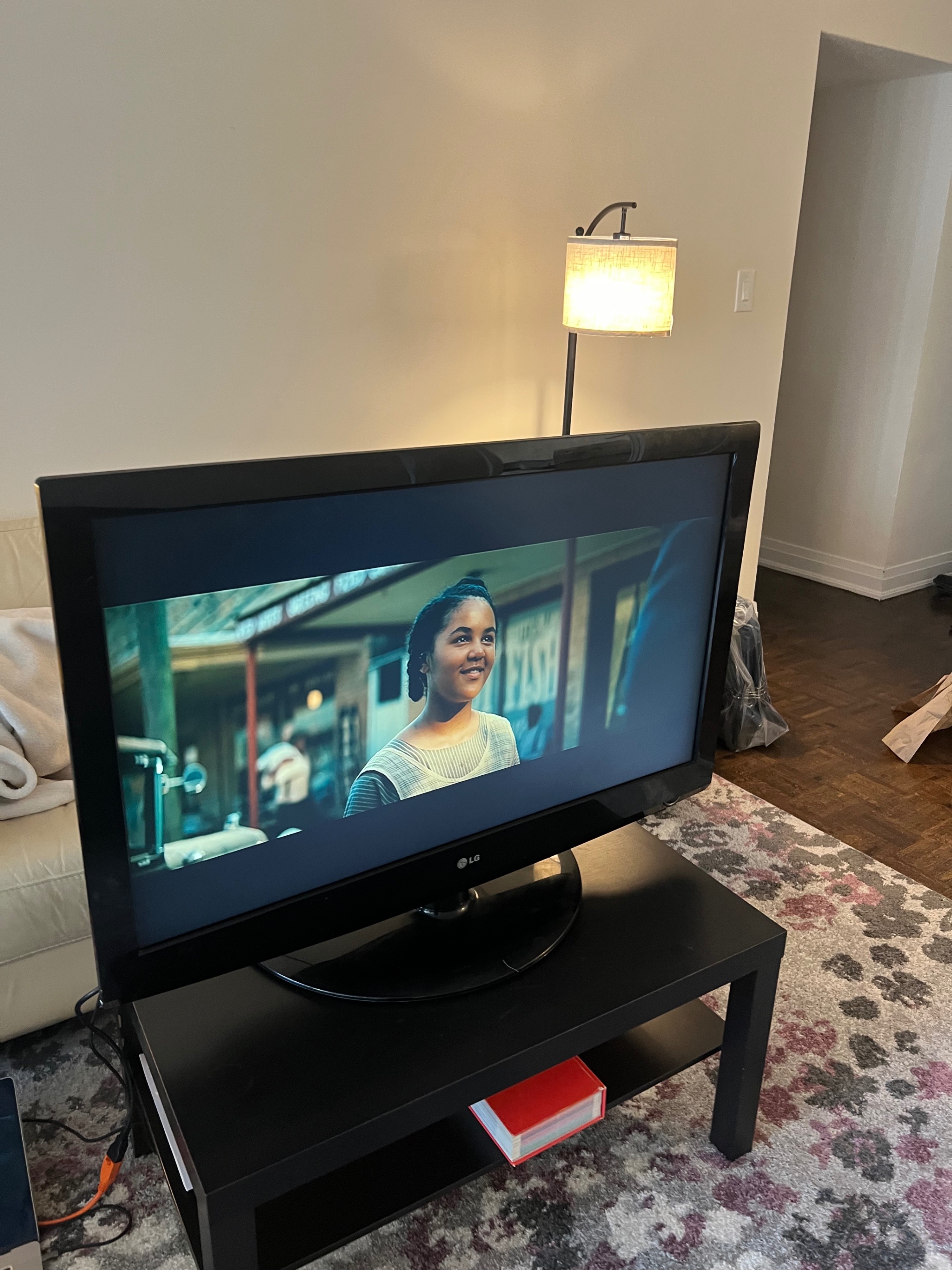 LG 42" TV - photo 2