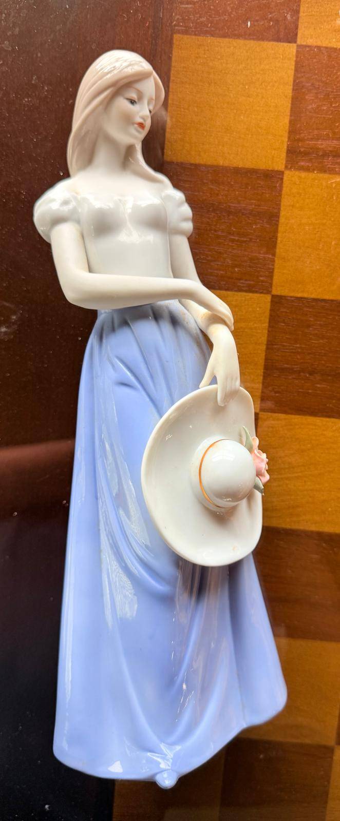 Elegent woman statue - photo 2