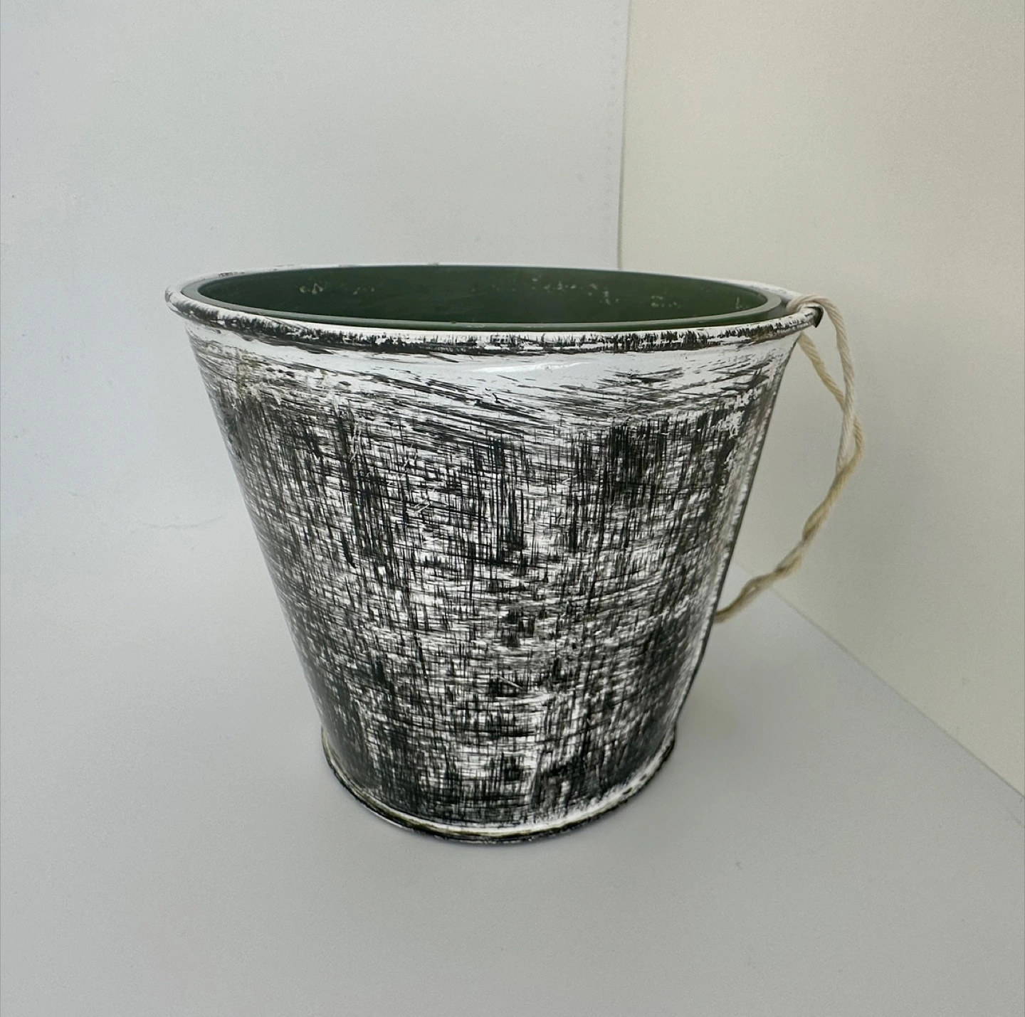 🥕 4" Cute B&W brushed Metal Cover Pot w/ a nursery pot - photo 2