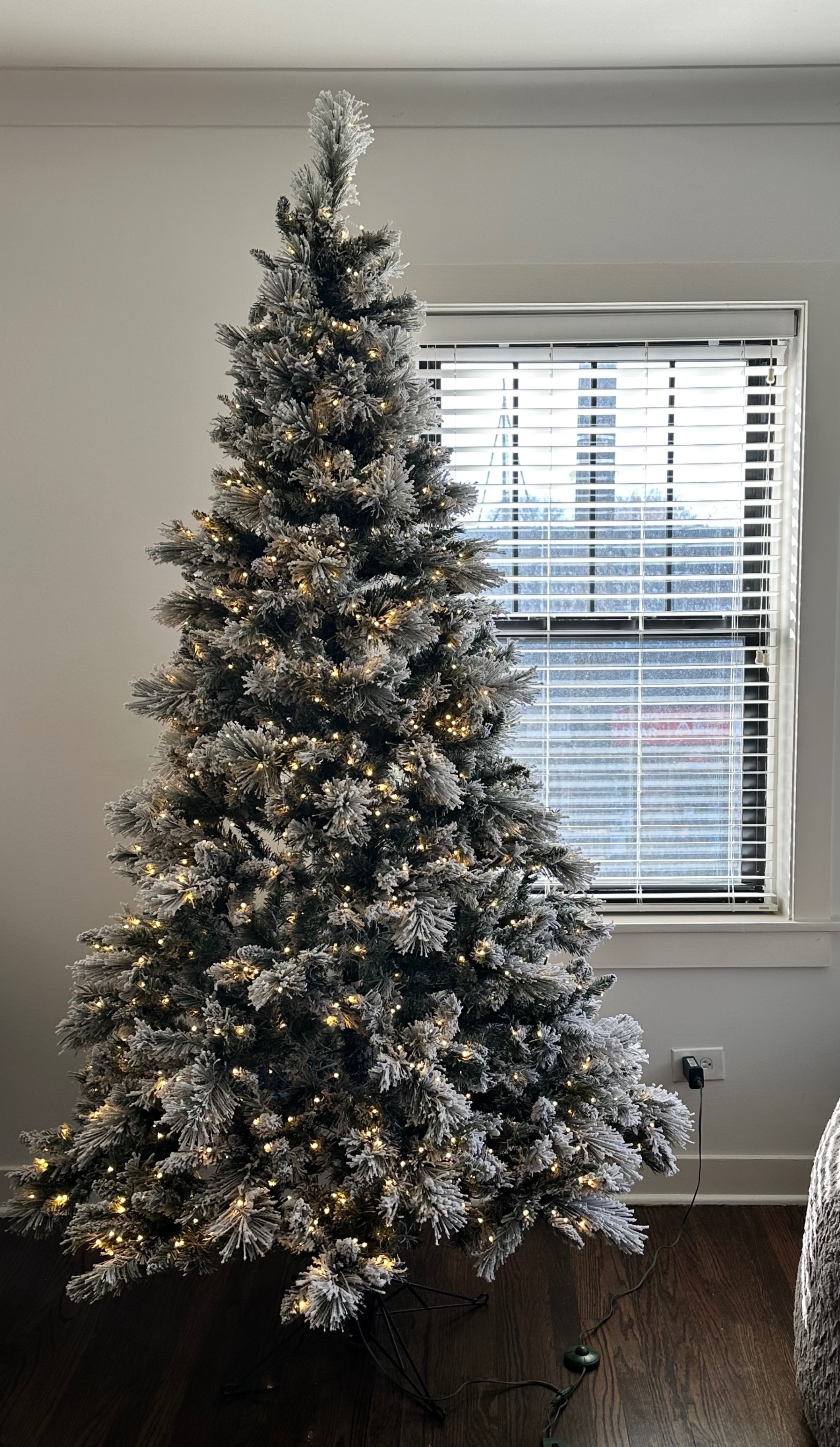7.5 ft Pre-Lit Artificial Christmas Tree - photo 2