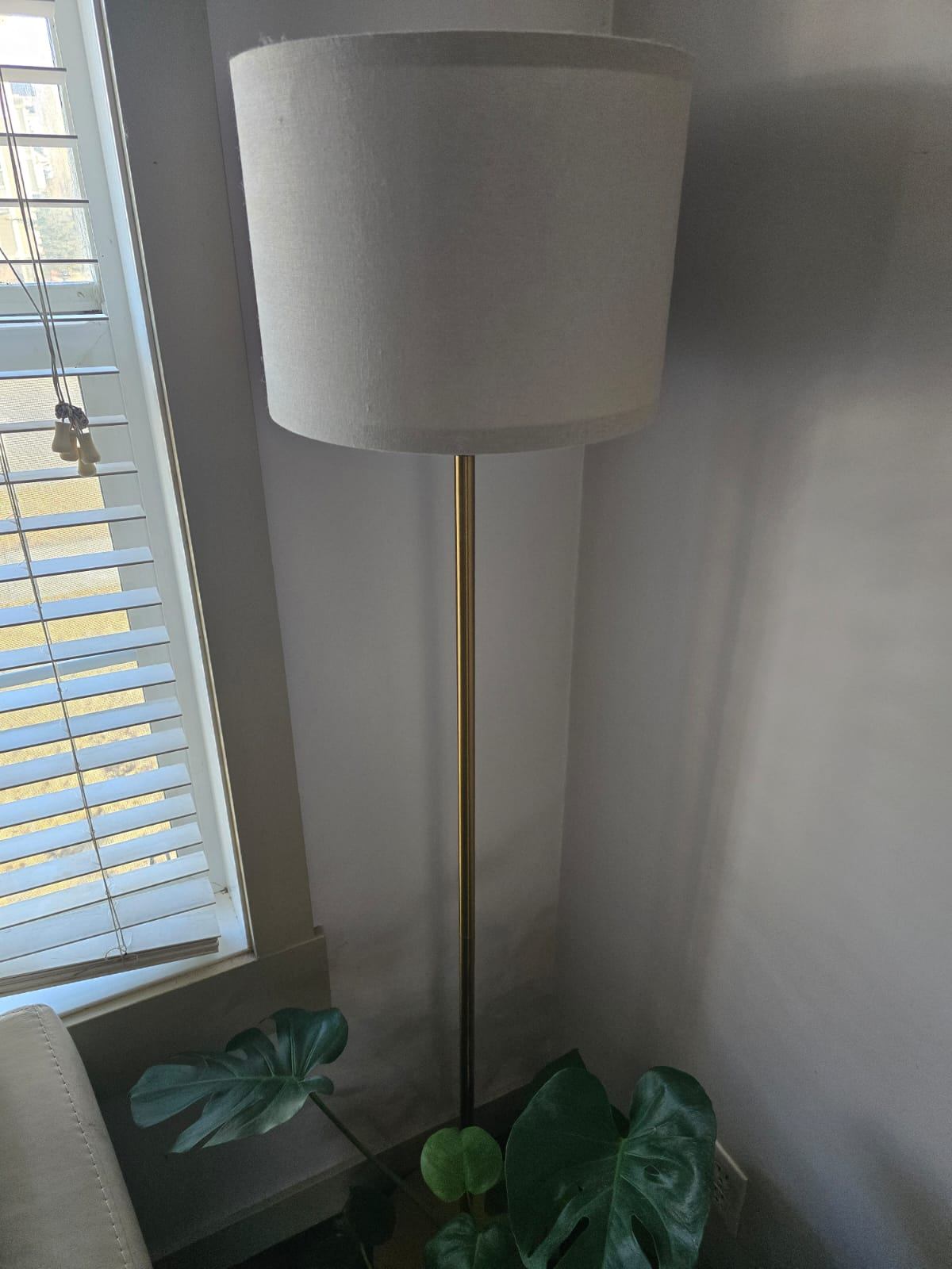 Queen Bed with mattress, night stand and lamps. - photo 3