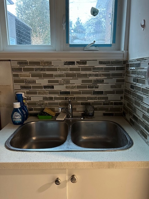 2 FURNISHED BDRMS -BSMNT APT