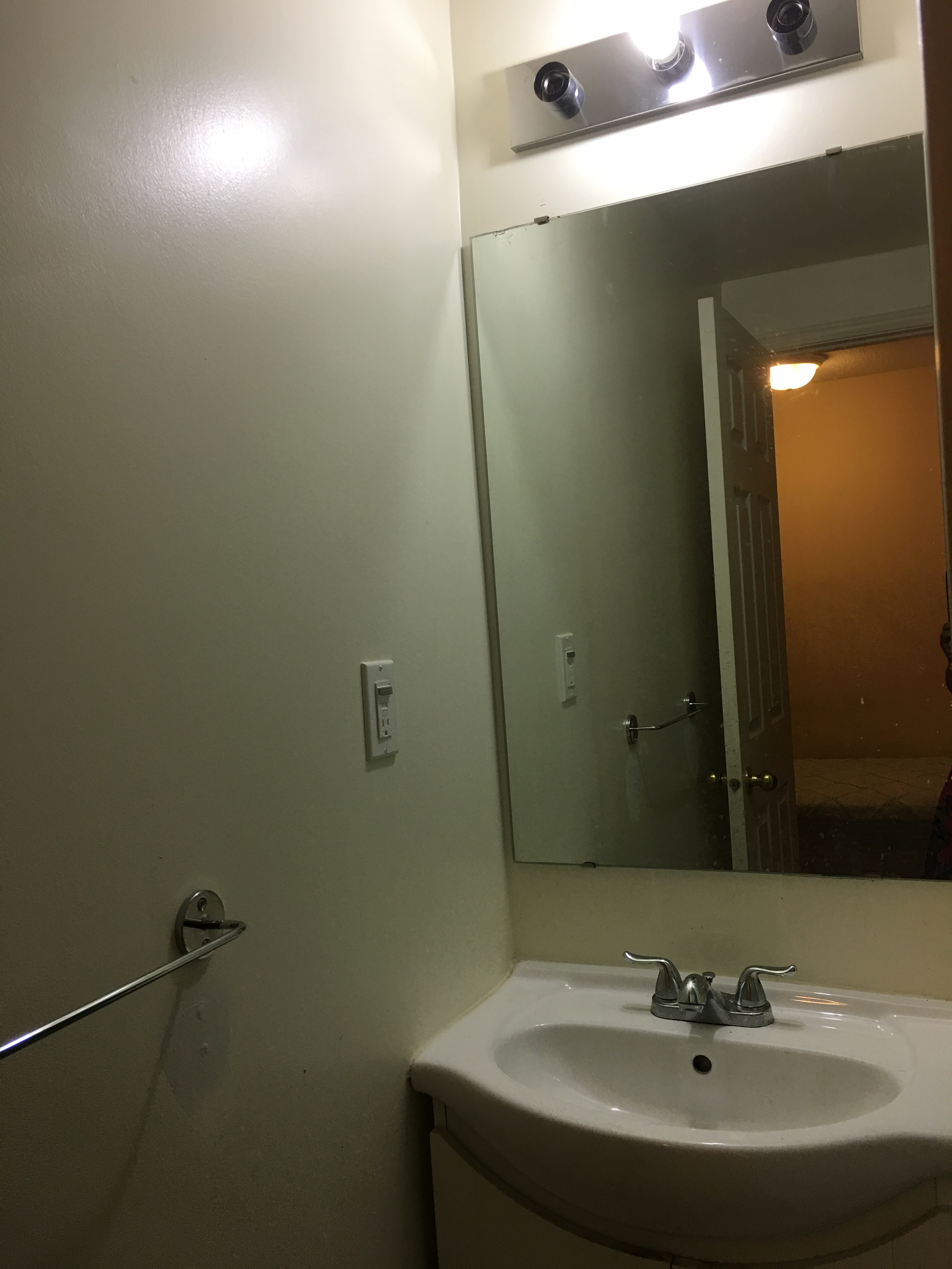 York Uni. 1 room with private washroom - photo 3