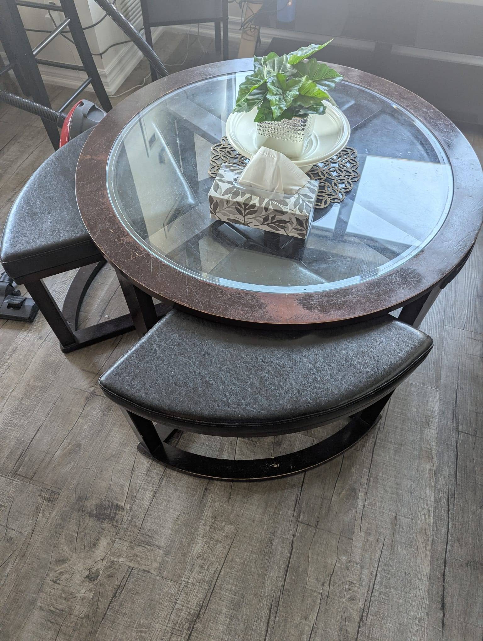 Wooden center table glass top with 4 leather stool - photo 2