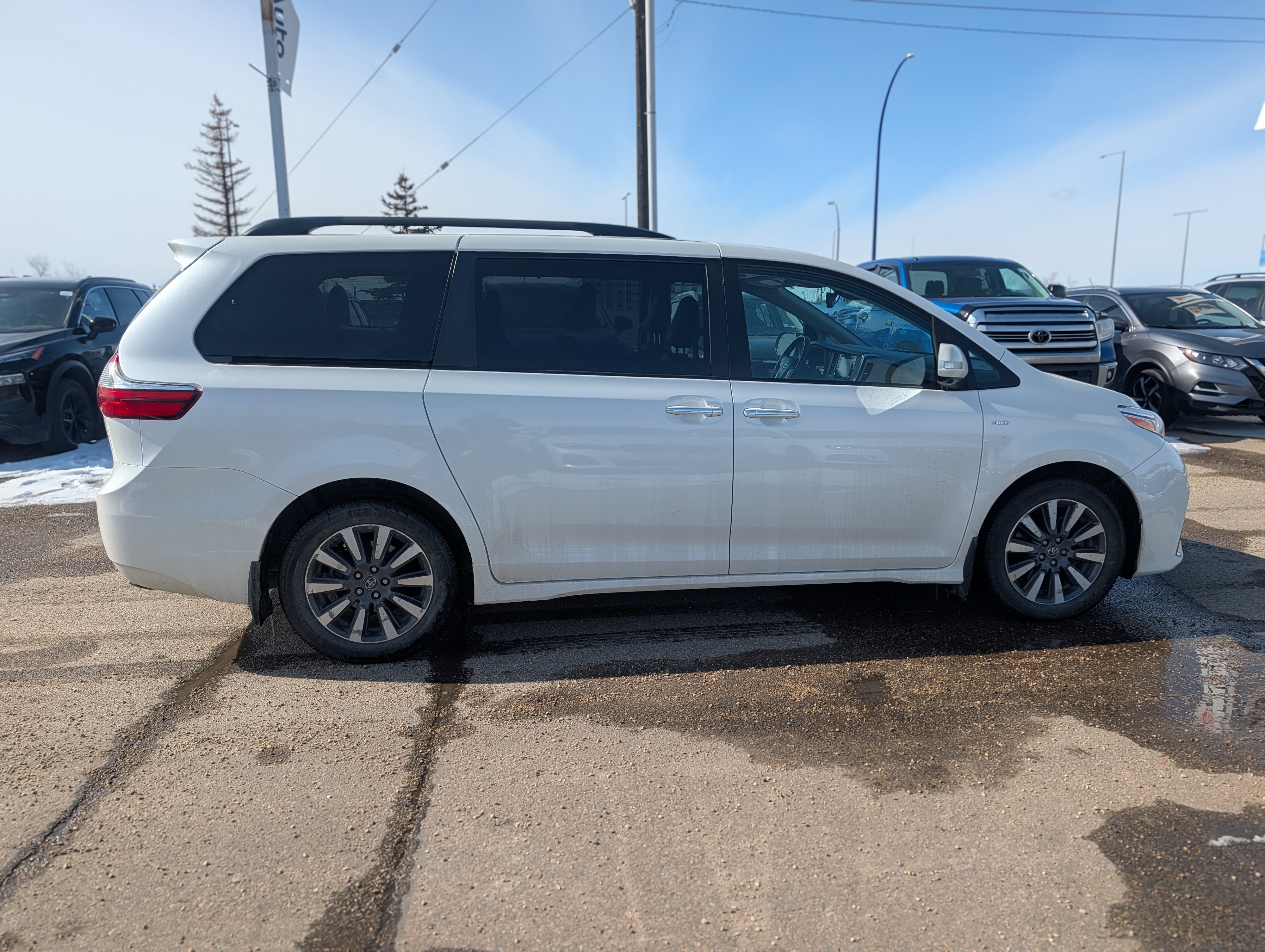 2018 Toyota Sienna XLE AWD - photo 2