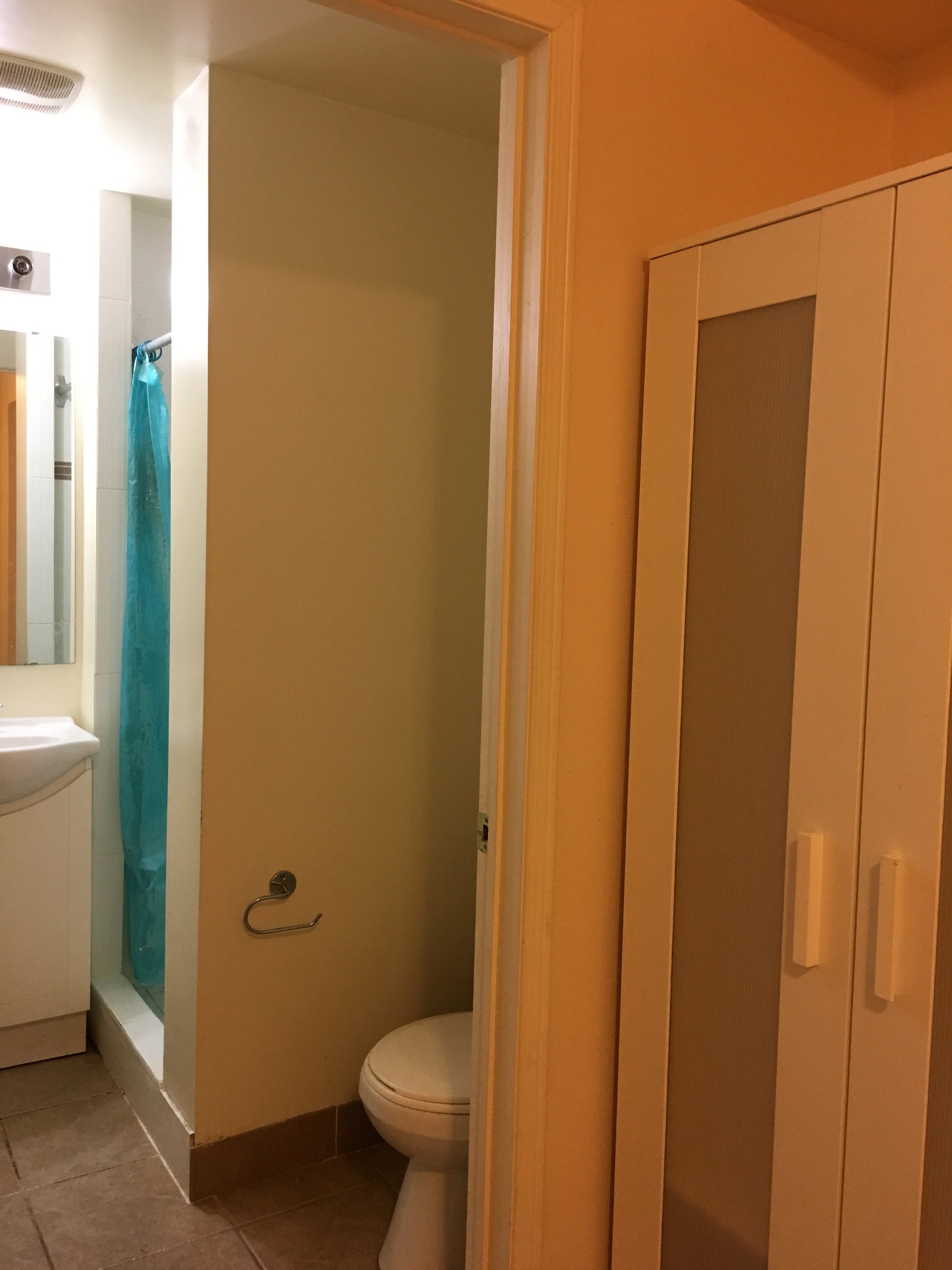 York Uni. 1 room with private washroom - photo 2