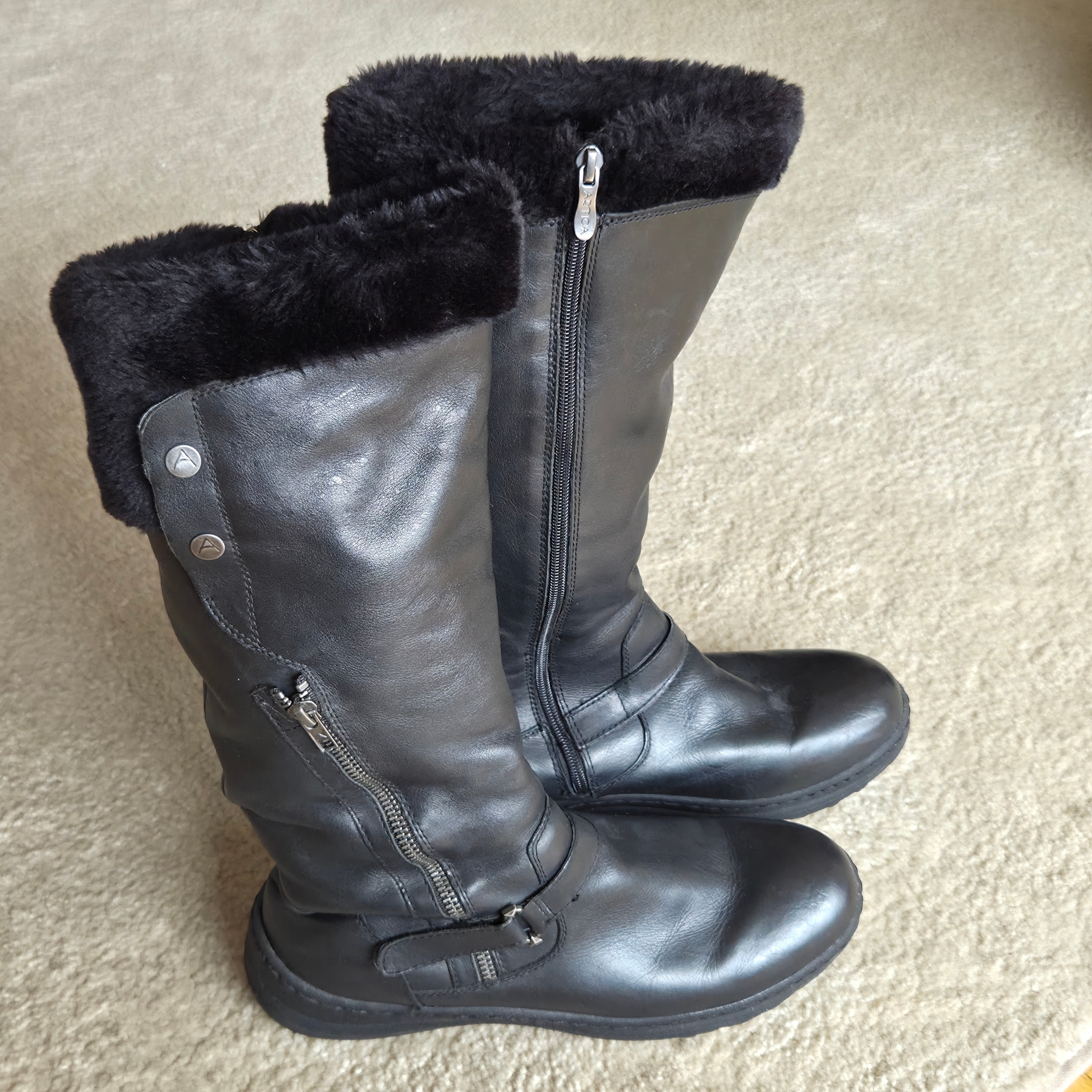 Artica waterproof winter boots - Women's size 11