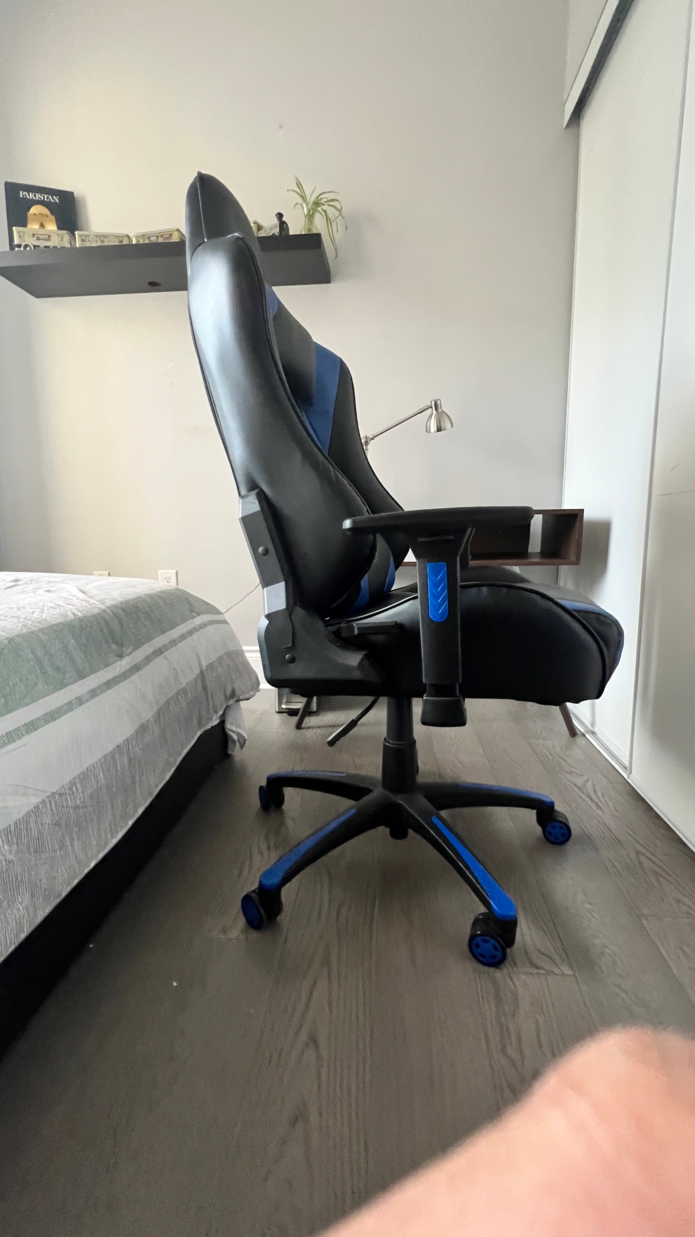STAPLES Emerge Vartan Gaming Chair - Black/Blue - photo 4