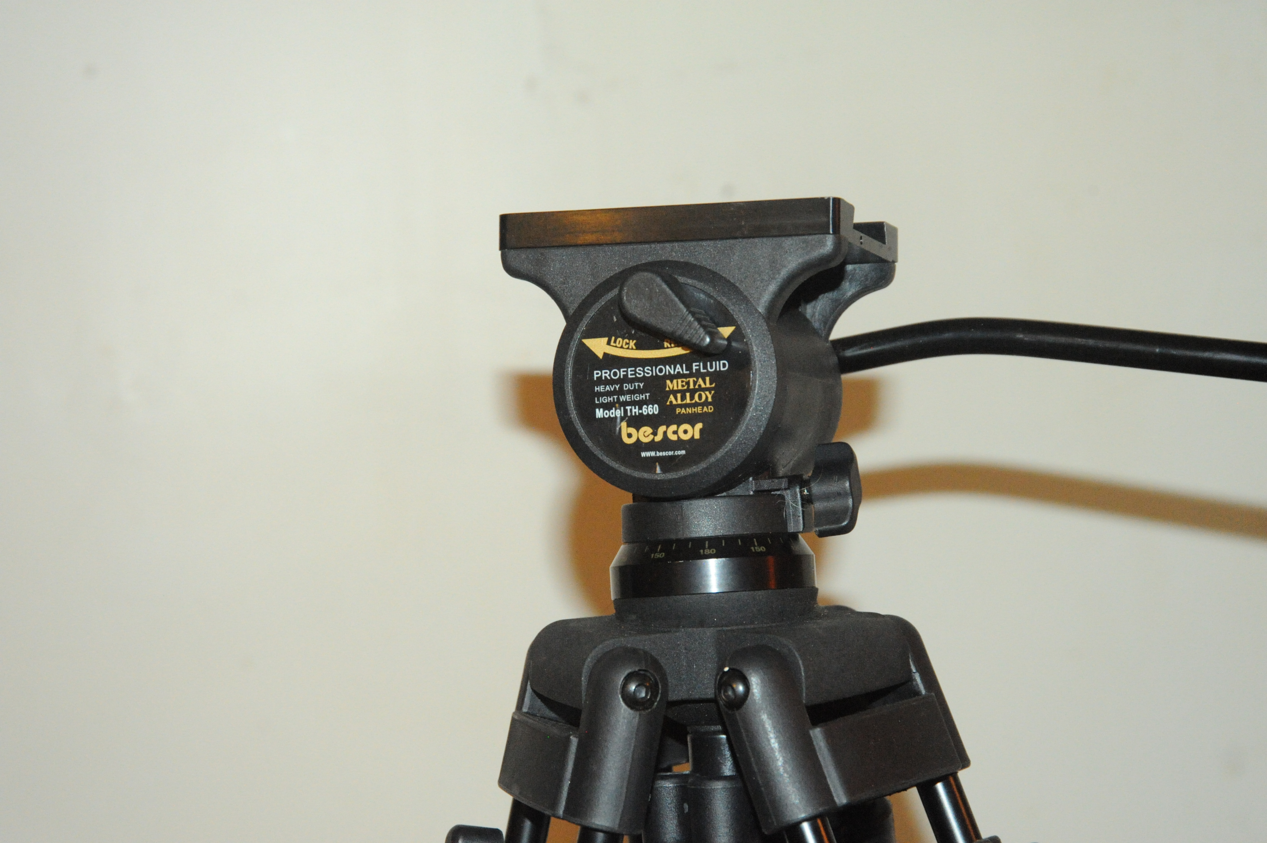Bescor Tripod Model TH-660 - photo 2